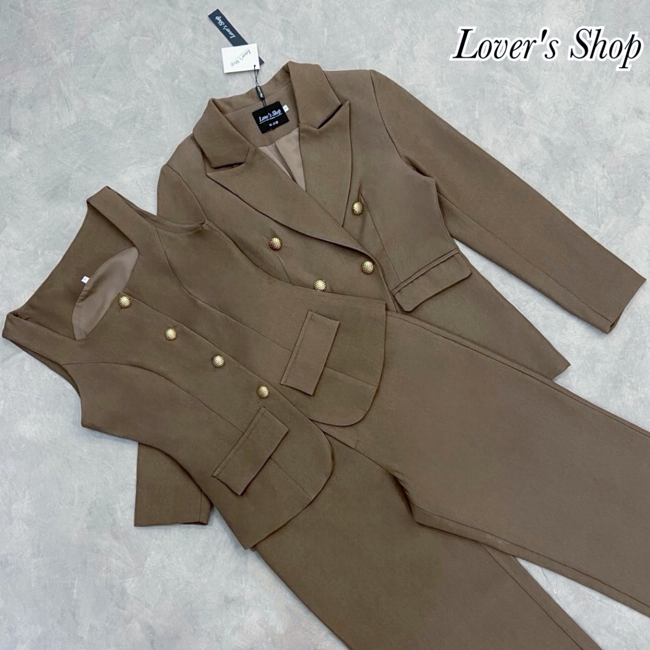 Teg : Lover’s Shop Detail : Set 3ชิ้น เสื้อสูท+เสื้อกั๊ก+กางเกงขายาว ลุคCEO เรียบหรูดูผู้ดี ดีเทลเสื้อแขนกุดทรงกระดุมหน้า มาพร้อมเสื้อสูท กระเป๋าเสื้อสูทใช้งานได้จริงค่ะ แม็ทกับกางเกงขายาวเอวสูงซิบหน้า ตะขอหน้า ทรงขากระบอกกลาง งานมีซับในอย่างดีทั้ง3ชิ้นนะ