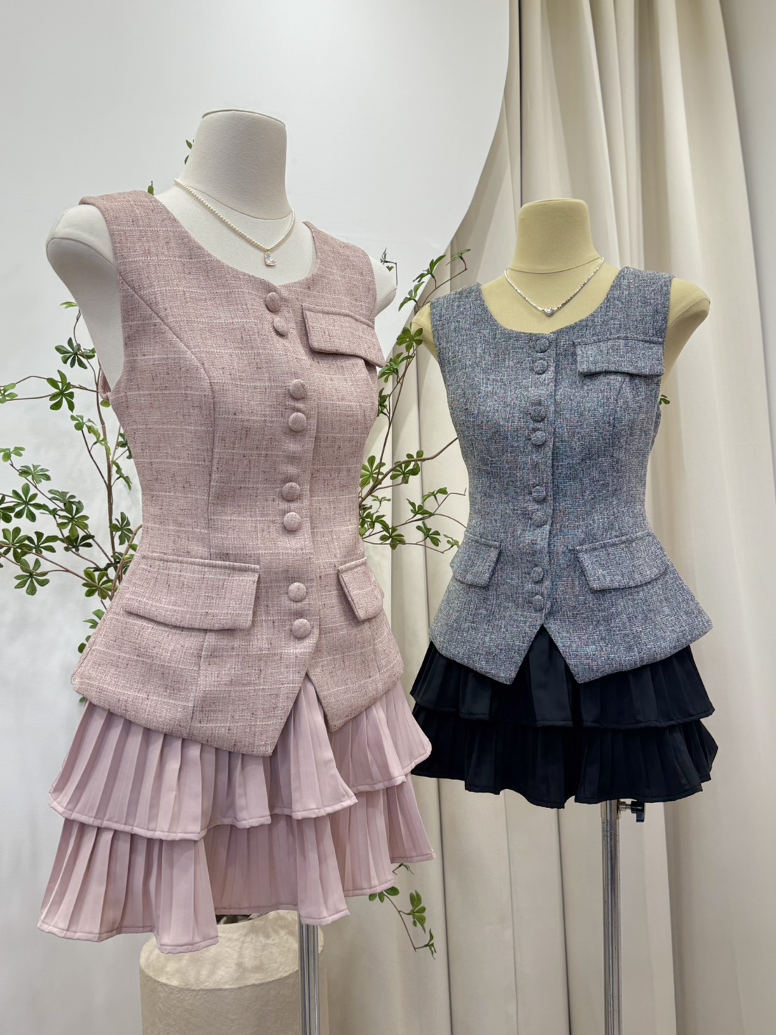 ชุดเซตผ้าทอ ชุดผ้าทวิส ชุดเซตผู้หญิง รุ่นนี้แนะนำเลย น่ารักไม่ไหว เสื้อแขนกุดกระดุมหน้า ผ้าทอมีลายผสมสี งานบุซับในทั้งตัว แมทมาพร้อมกางเกงกระโปรงอัดพลีท ใส่ทั้งชุดคอมพลีทลุ๊ค #งานป้ายpeony #ชุดสวย #ชุดไปเดท #ชุดเซ็ต #ชุดผ้าทอ #ชุดเซตแขนกุด #ชุดเซตน่ารักๆ