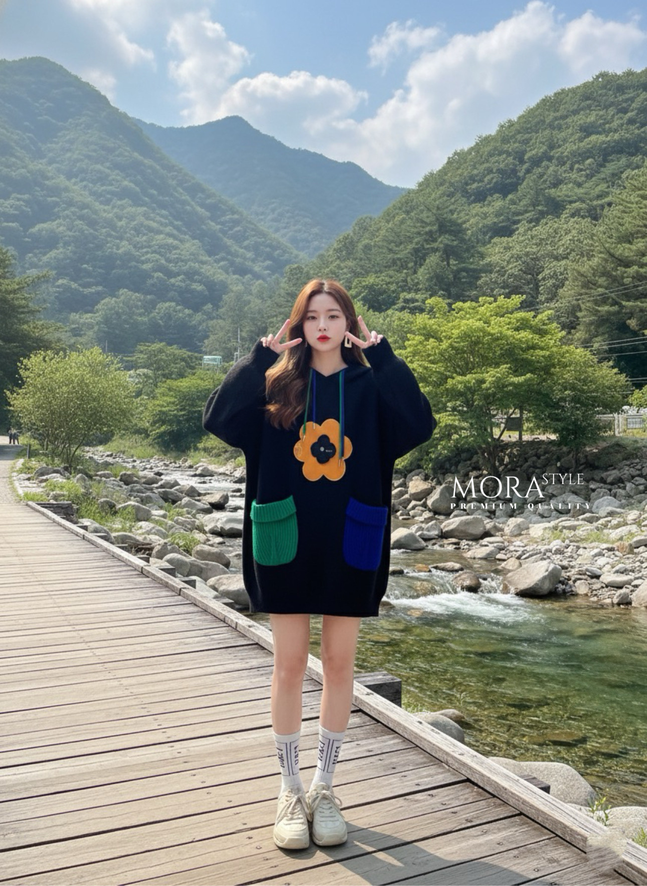 เสื้อสเวตเอตร์แขนยาวมีฮูทหมวก แต่งดอกไม้และกระเป๋าน่ารักมากกกก ใส่แมทง่าย กันหนาวได้ ตรงตรีมปีใหม่เลยค่าา เป็นอีกรุ่นที่ปีใหม่นี้ต้องมีนะค่าา