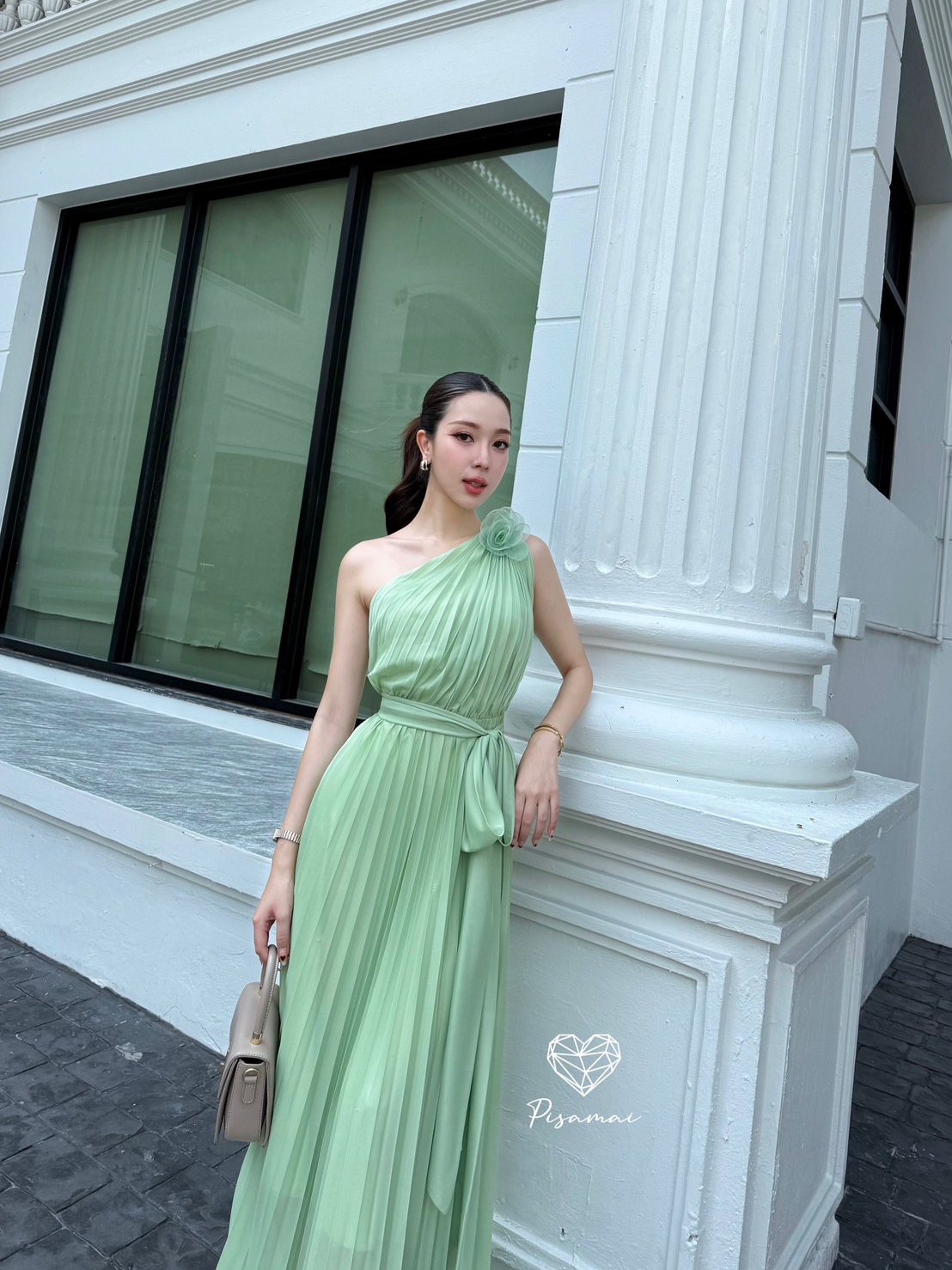 เดรสไหล่เดียวพลีตสีเขียวตัวยาวใช้ผ้าเยอะมาก มาพร้อมเชือกเข้าเซ็ต ใส่สวยมากกกก ราคานี้มือต้องไวเลยค่า รุ่นนี้ใส่สวย เนื้อผ้าดีมากกกกกกก ห้ามพลาดเลยค่า