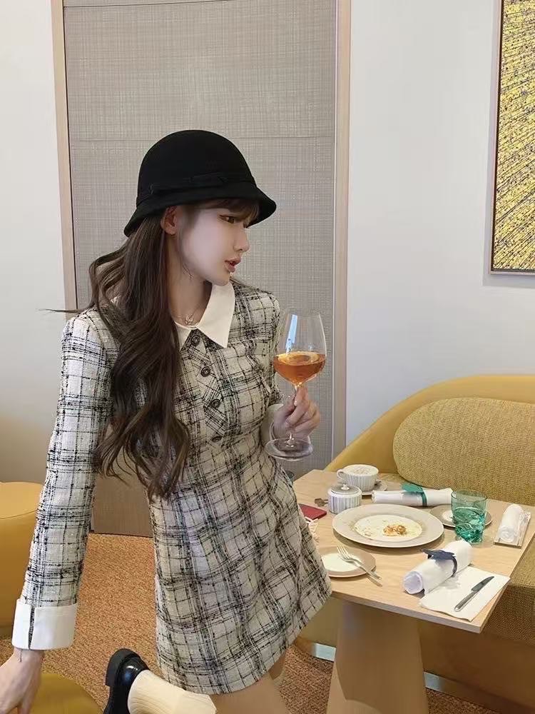 Label :: RAMI-PAPHA(รมิปภา) เดรสคอปกเนื้อผ้าทวีตผสมดิ้นทองสวยหรูโดดเด่น เนื้อผ้าเกรดพรีเมี่ยม ลวดลายสวยหรู ดีเทลตัดปกสีขาว กระดุมด้านหน้าใช้งานได้จริง ไหล่มีฟองน้ำ อกมีฟองน้ำ