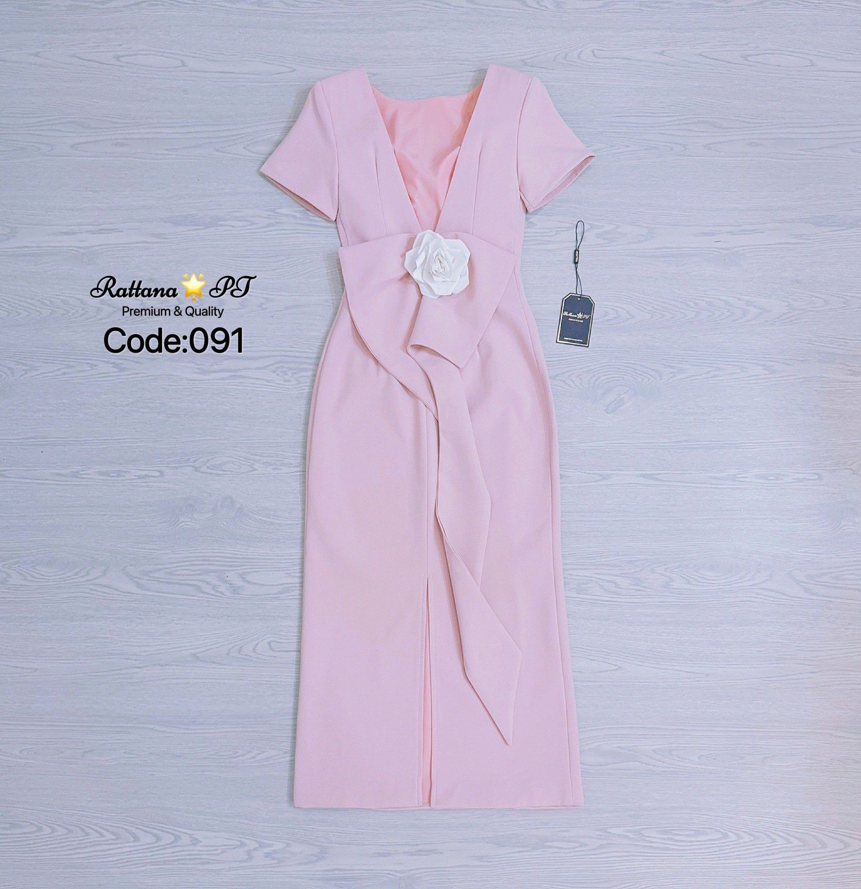 เดรส ทรงสวยมาก มีดีเทลโบหลังแต่งแต่งด้วยเข็มกลัดกุหลาบแดง สามารถถอดออกได้ น่ารักสุด สวยลงตัว หรูหรามาก ชุดมีซับในอย่างดี หน้าอกมีฟองน้ำ มีซิบด้านหลัง ด้านหลังมีผ่ากระโปรงให้ดูสวย เดินง่าย ใส่เที่ยว ออกงาน ดินเนอร์ งานแต่ง ปาตี้กับเพื่อน ปัง ปัง ปัง ช้าไม่