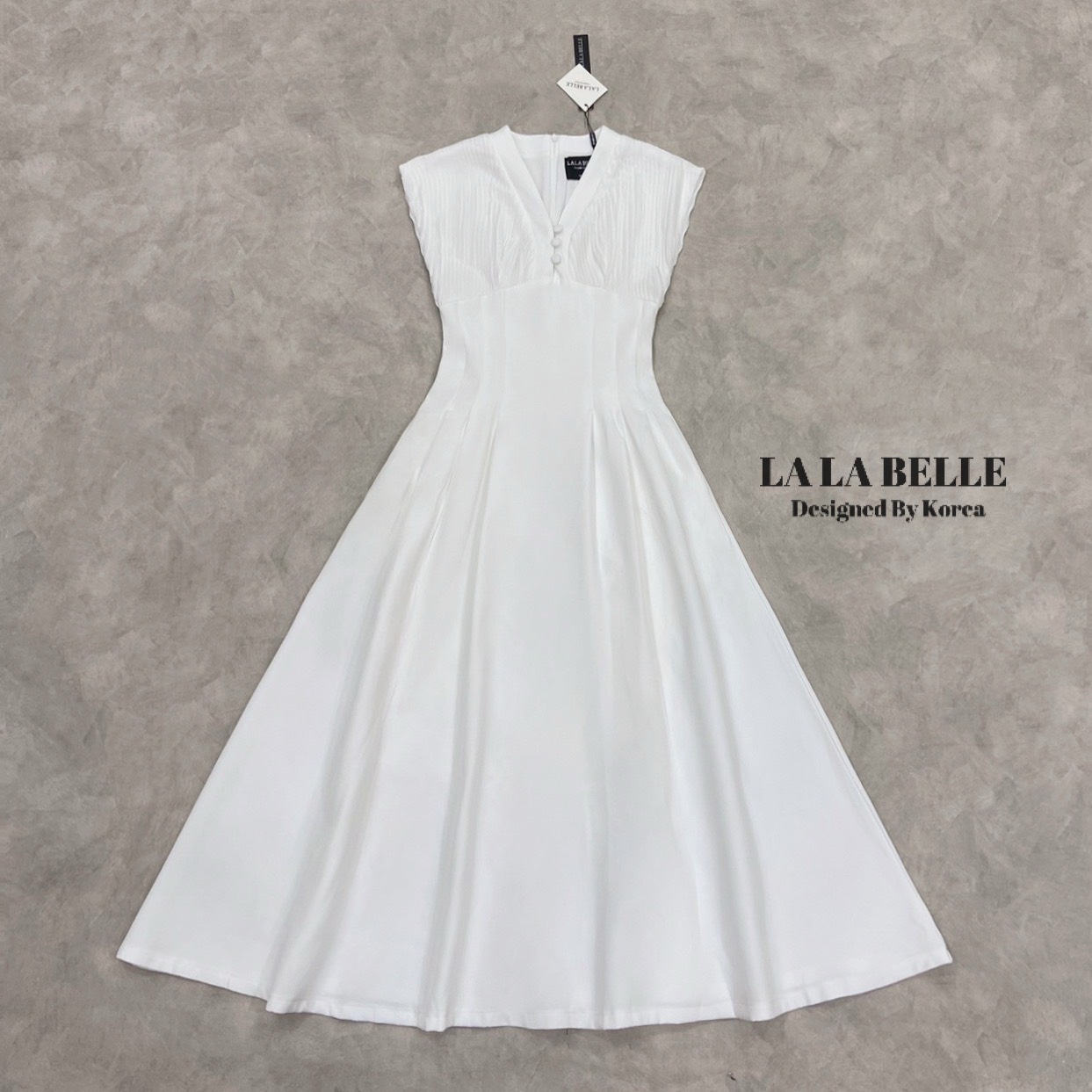 เดรสรุ่นฮอตรุ่นปังรุ่นนี้ตัดเย็บด้วยผ้าสูทหน่มีน้ำหนักเก็บทรงช่วงเอวทำให้เอวเล็กเอวสับทรงคอวีกระดุมหน้าแขนล้ำใส่แล้วไม่ตันช่วงบนเป็นผ้าอัดพีทจีบเอวเย็บเข้ารูปล็อคทรงให้อย่างดีกระโปรงยาวทิ้งตัว