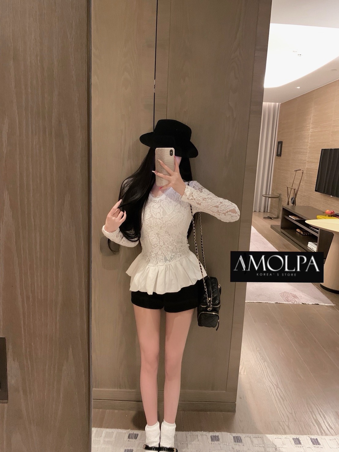 เสื้อแขนยาว CH แต่งลูกไม้ LOGO CC เนื้อนิ่ม สวยหรู ดูแพง สวยม๊ากกกกก เนื้อผ้าดีมากๆค่ะค๊าลูกค้า ผ้าเย็นๆ ใส่สบายสุดๆ แมทซ์กับอะไรก็สวย เข้ากันได้