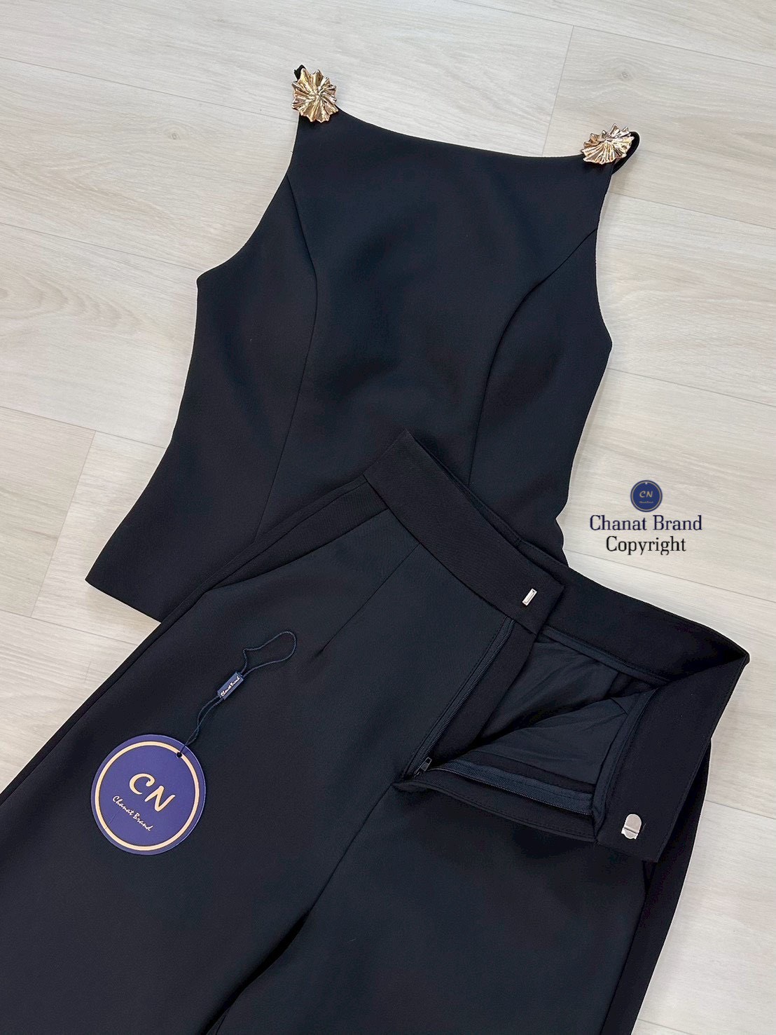 Set 2 ชิ้น เสื้อสายเดี่ยวสีดำ ช่วงสายด้านหน้าแต่งอะไหล่ดอกไม้สีทอง อกเสริมฟองน้ำ ดีเทลแต่งเว้าหลังบน ซิปหลังมีชับในตัว แมทซ์กับกางเกงขายาว สีเดียวกับชุด มีตะข้อและซิปหน้า กระเป๋าข้างใช้งานได้จริง งานสวย เนื้อผ้าดี คัตติ๊งเป๊ะคะ