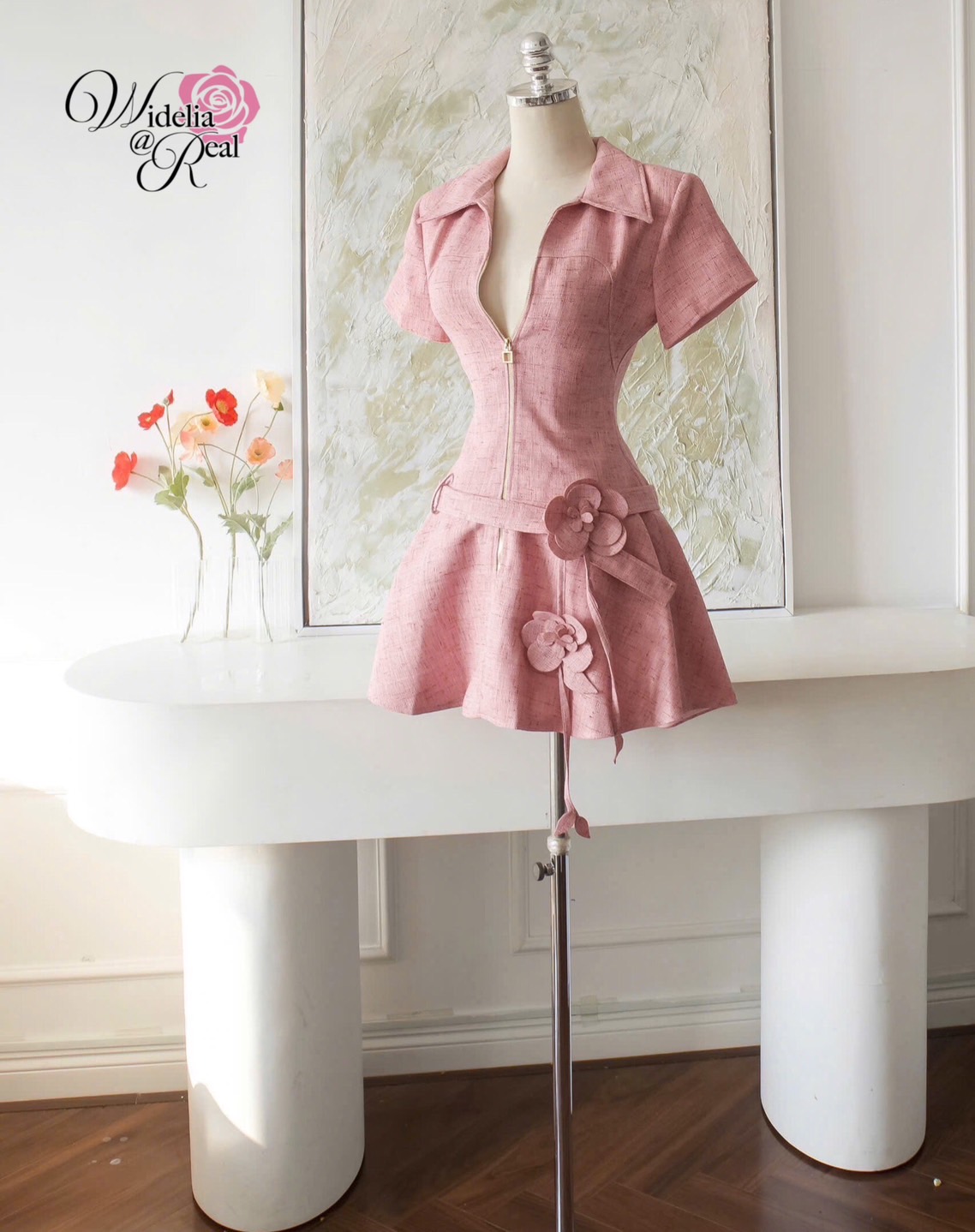 Dress เดรสแขนสั้น คอปก รูดซิปหน้า เอวมีเชือกเข็มขัดให้ 1เส้น มีเข็มกัดเครือดอกไม้ให้ด้วยค่ะ เนื้อผ้าทออย่างดี งานคัตติ้งเนี๊ยบมากๆ งานสวย ทรงเป๊ะสุดๆ รับรองใส่ออกมาไม่ผิดหวังการันตีให้เลย บอกเลยห้ามพลาดเด็ดขาด งานดีงานสวยแน่นอน