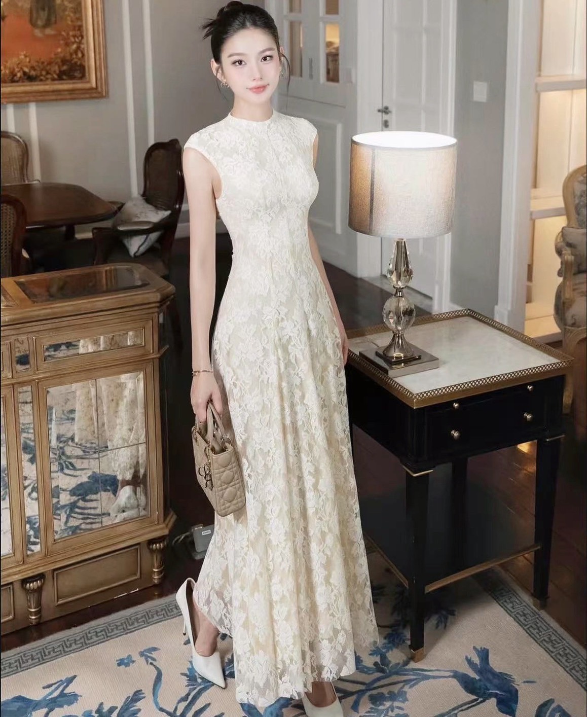 เดรสยาวลูกไม้ทั้งชุด ทรงสวยมาก ละมุนที่สุด เรียบหรูดูดี จะใส่ออกงาน งานบวช งานแต่ง ใส่แล้วดูงามสง่า เนื้อผ้าดีมากชุดมีซับใน หน้าอกมีฟองน้ำ มีซิบด้านหลัง
