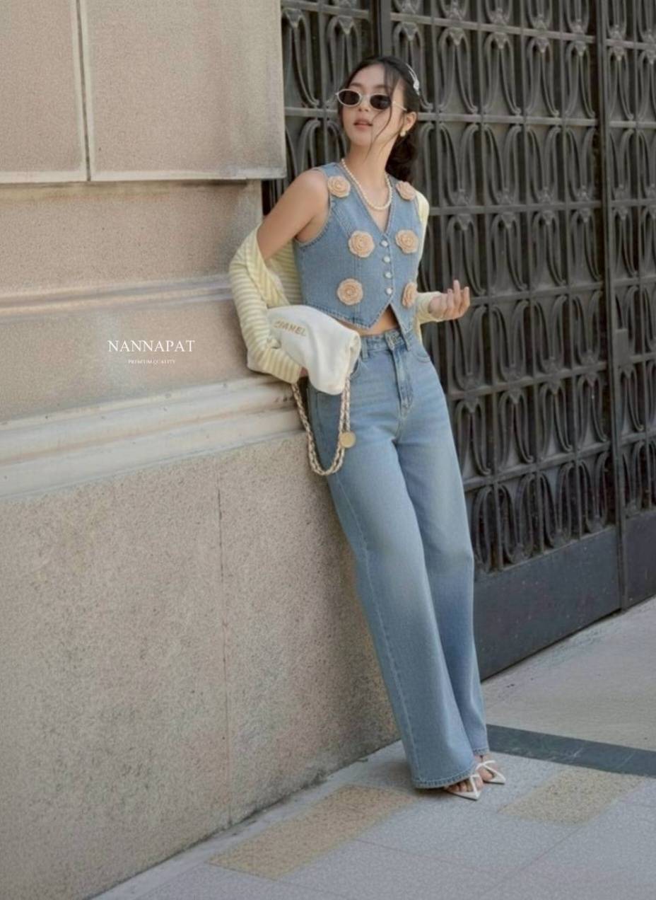 เซ็ทนี้สวยทั้งเสื้อ ทั้งกางเกง ผ้ายีนส์คือที่สุดแล้วค่าา ต้องได้สัมผัสแล้วจะรู้ ชอบความแต่งดอกไม้ของเสื้อ ทำให้ดูมีอะไรมากขึ้น ดูลัคชูมากขึ้น ตัวดอกไม้ถอดได้นะคะ แล้วดูทรงกางเกง คือสวยมาก สวยตาแตก ใส่ไปไหน ใครก็ต้องเหลียว สาวสายยีนส์ ไม่ได้ชุดนี้คือพลาดมา