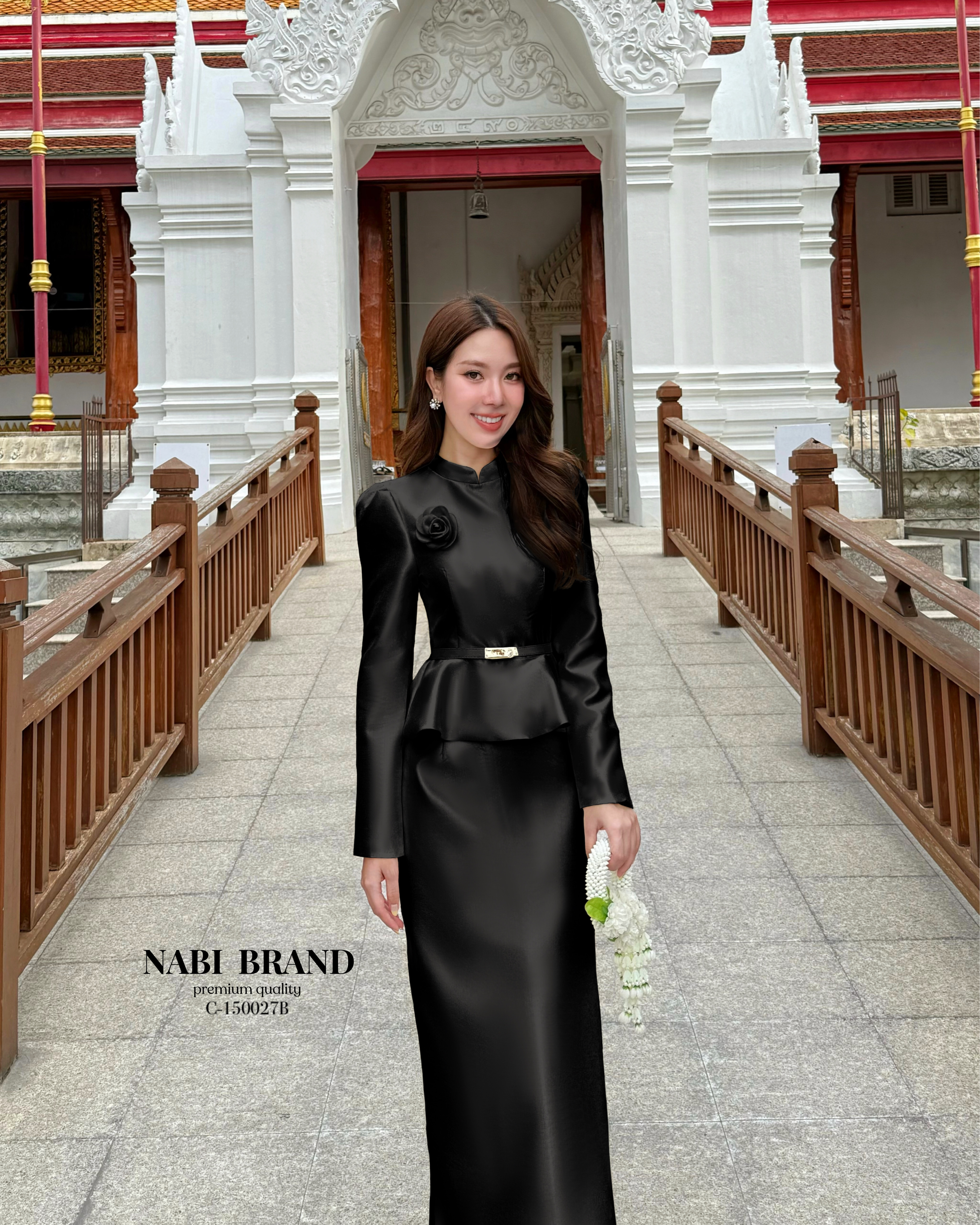 ชุดเซ็ตแขนยา คอกลม มีซัปในฟองน้ำในตัว มาคู่กับกระโปรงยาวทรงชุดไทย พับจีบด้านข้าง ผ่าทรงVด้านหลัง งานอัดกาวอย่างดีอยู่ทรง ใส่คู่กับเข็มกลัดดอไม้และเข็มขัดคือ สวยหรูลงตัวมาก ดีไซน์สวยดูผู้ดีแบบไทยๆ ไม่ซ้ำใคร ใส่ได้หลายโอกาศ ราคาคุ้มสุดๆ ห้ามพลาดนะคะ ᾗ