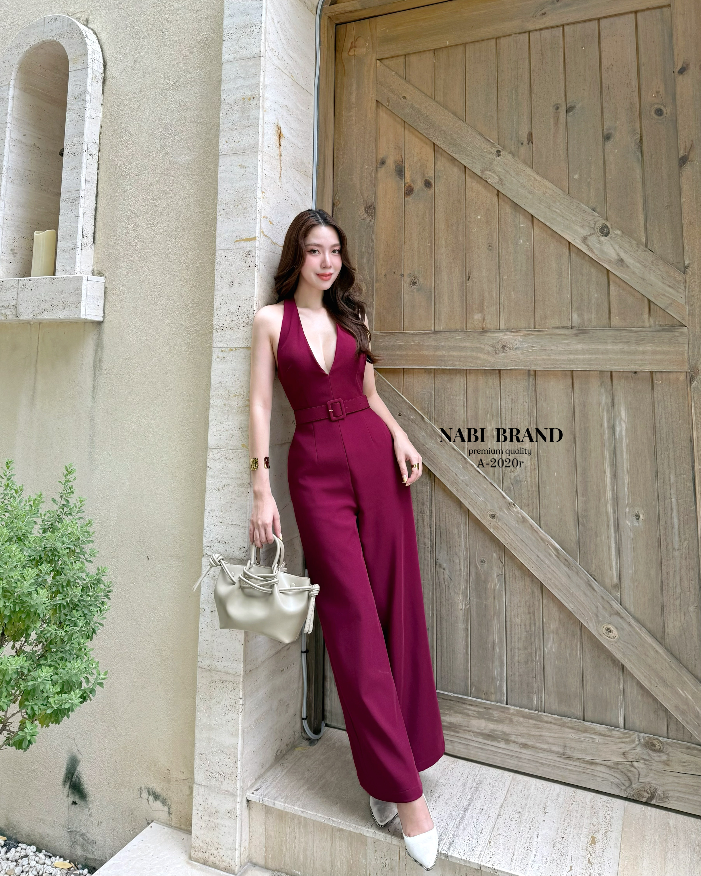 จั้มสูทขายาวทรงขาม้า สีดำทรงคล้องคอ ด้านหน้าเป็นทรงคอวี โชว์หลังแอบsexyหรูไฮมากค่ะ เพิ่มกระเป๋า2ข้าง ใช้งานได้จริง มาพร้อมกับเข็มขัดรัดเอว บอกเลยว่ารุ่นนี้คือ ใส่สวย ดูสูงผอมเพรียว ที่สำคัญเนื้อผ้าดี มีฟองน้ำ มีซับใน 🖤 #นาบีแบรนด์ #nabibrand #blac