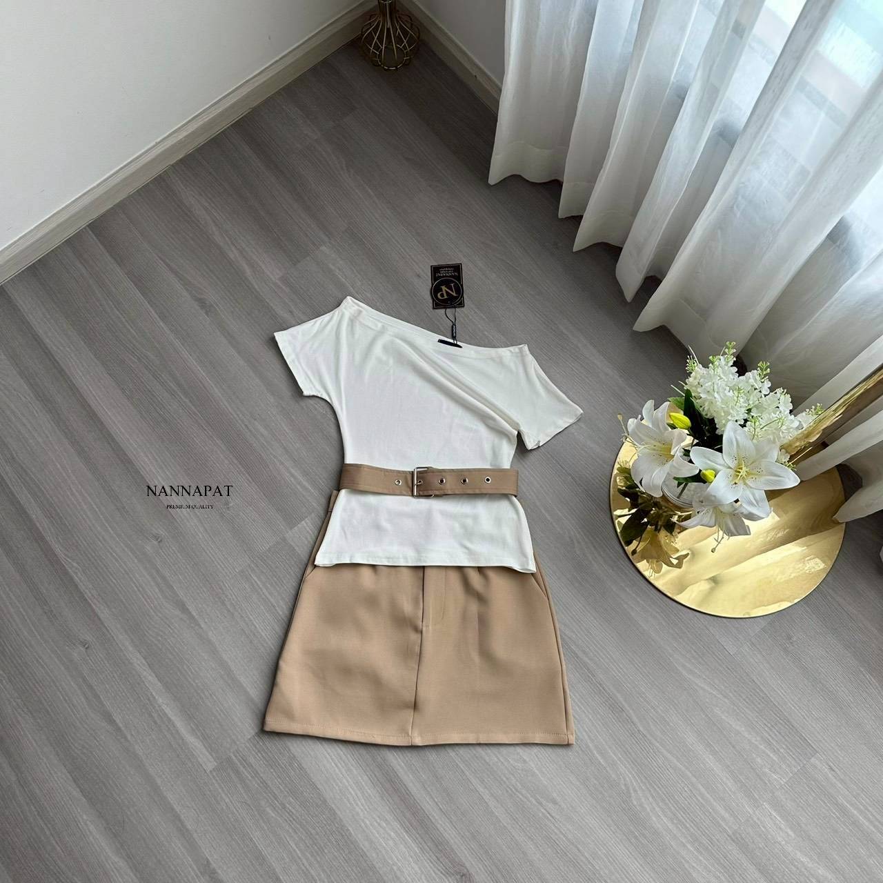 SET 3 ชิ้ เสื้อไหล่เบี่ยงสุดฮอต ผ้ายืดนุ่มใส่สบาย มาคูกับกระโปรงเอวสับ ผ้าดีมาก พร้อมซับในกางเกงไม่ต้องกลัวโป๊นะคะ ไม่พอ ยังมีเข็มขัดผ้ามาให้ใส่แม็ชเท่ๆ