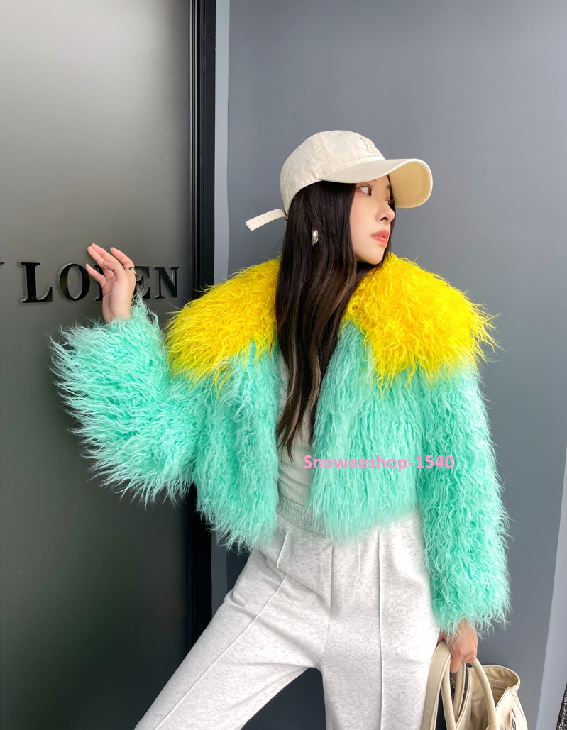 เสื้อโค้ทขนเฟอร์สีเขียวอ่อน และสีฟ้า แต่งปกเฟอร์ใหญ่สีเหลืองตัดสีเสื้อละมุนไปอีกขนมิ้งสังเคราะห์หนายาว แนวแจ็คเก็ตตัวสั้นใส่กับอะไรก็เข้ามาก งานไฮเอนเกรดพรีเมี่ยมเท่านั้น