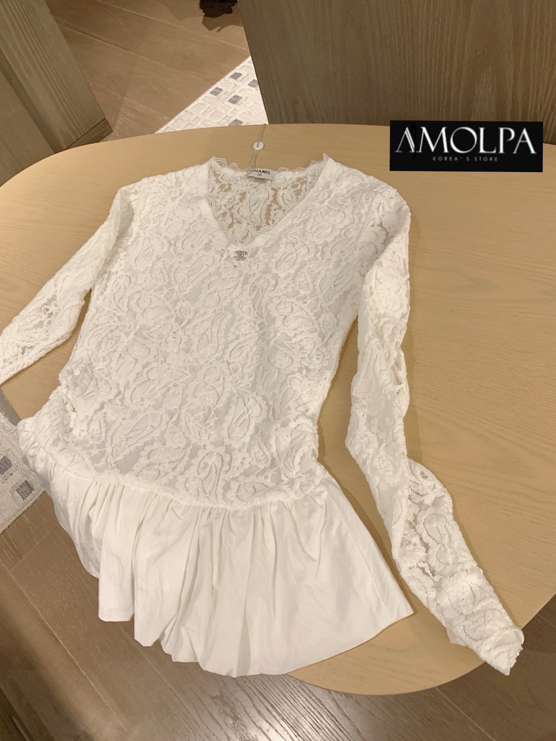 เสื้อแขนยาว CH แต่งลูกไม้ LOGO CC เนื้อนิ่ม สวยหรู ดูแพง สวยม๊ากกกกก เนื้อผ้าดีมากๆค่ะค๊าลูกค้า ผ้าเย็นๆ ใส่สบายสุดๆ แมทซ์กับอะไรก็สวย เข้ากันได้