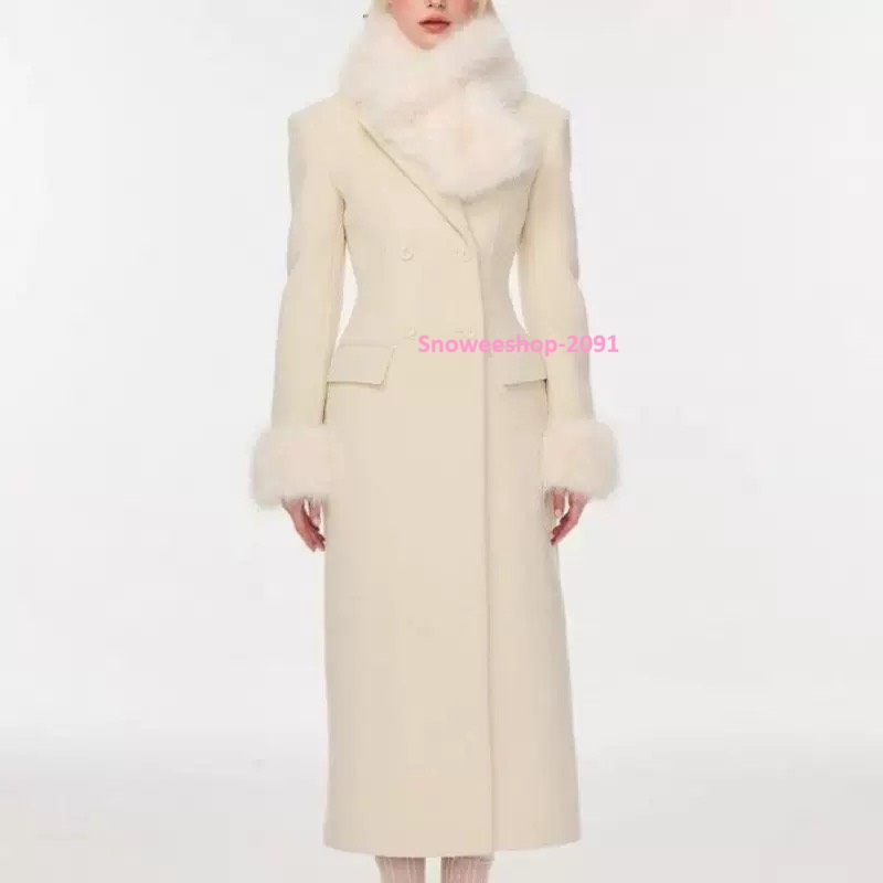 ลุคคุณหนู…ไม่ต้องพยายามเยอะ แค่ใส่โค้ทตัวนี้ก็ แพงขึ้น 3 เลเวล ทันที ทรงเฮปเบิร์นสุดคลาสสิค ทรงเข้ารูป เอวสวย หรูแบบเรียบแต่ดูดี มี 3 สีโทนไฮเอนด์