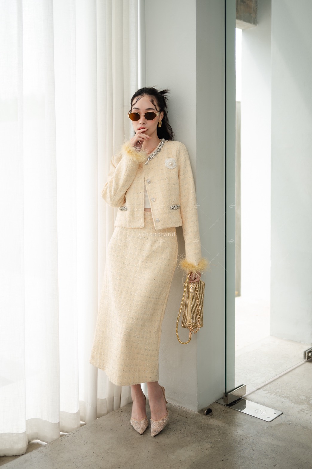 Set เสื้อผ้าทวิตทอเลื่อม + กระโปรงยาว ผ่าหลัง + ขนนก + เข็มกลัด