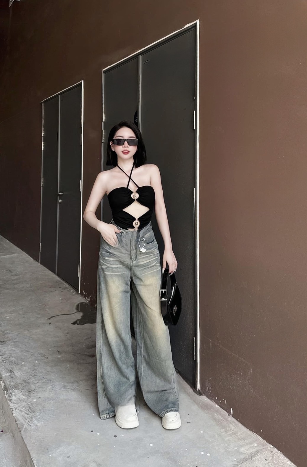 Set 2 ชิ้นครอปตัวสั้นสีดำสายสปาเกตตี้คู่ช่วงอกสามารถผูกคล้องคอได้ ตัวเสื้อสไตล์เกาะอกแต่งอะไหล่กลางอก เว้าลึก ผ้านิ่มใส่สบาย มาพร้อมกับกางเกงยีนส์ขายาวทรงกระบอกใหญ่ กระดุมและซิปด้านหน้า มีกระเป๋าล้วงทั้งสองข้าง กางเกงฟอกสีสนิมสวยมาก ๆ เอฟชุดนี้รอซัมเมอร์ไ