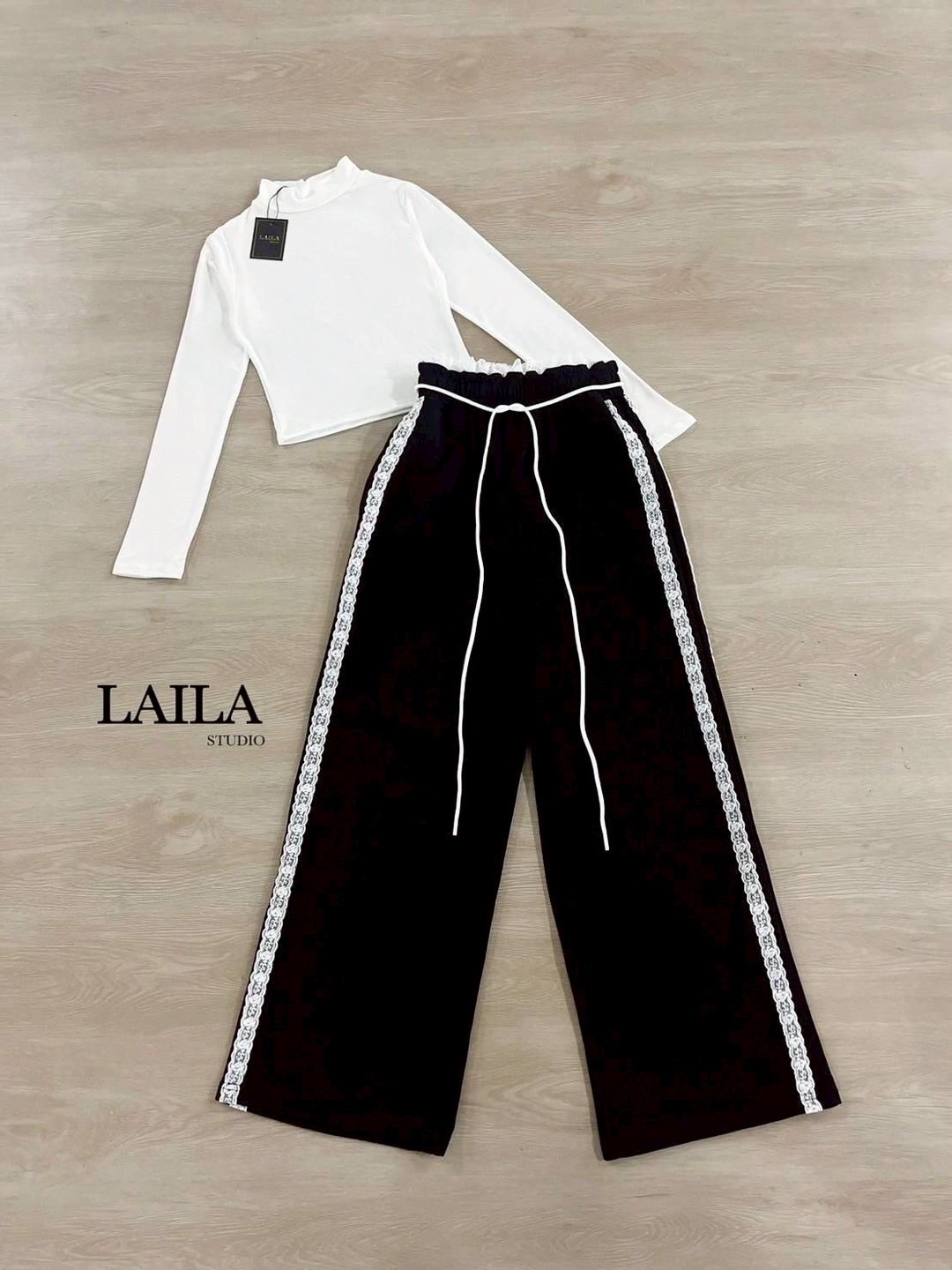 Set เสื้อ+กางเกง เสื้อคอปีนกึ่งครอปทรงแขนยาวมาในโทนสีขาวงานผ้ายืดหยุ่นใส่สบาย มาพร้อมกางเกงคาร์โก้ปล่อยๆ งานผ้าสวยมีน้ำหนัก ช่วงเอวและแถบข้างแต่งลูกไม้ฉลุสีขาวสวยจึ้งสุดๆ ดีไซน์กระเป๋า2ข้างพร้อมเชือกผูกเอว ลุคสาวเท่ลุยๆต้องลุคนี้ค่า #ชุดเซ็ท #bylaila bran