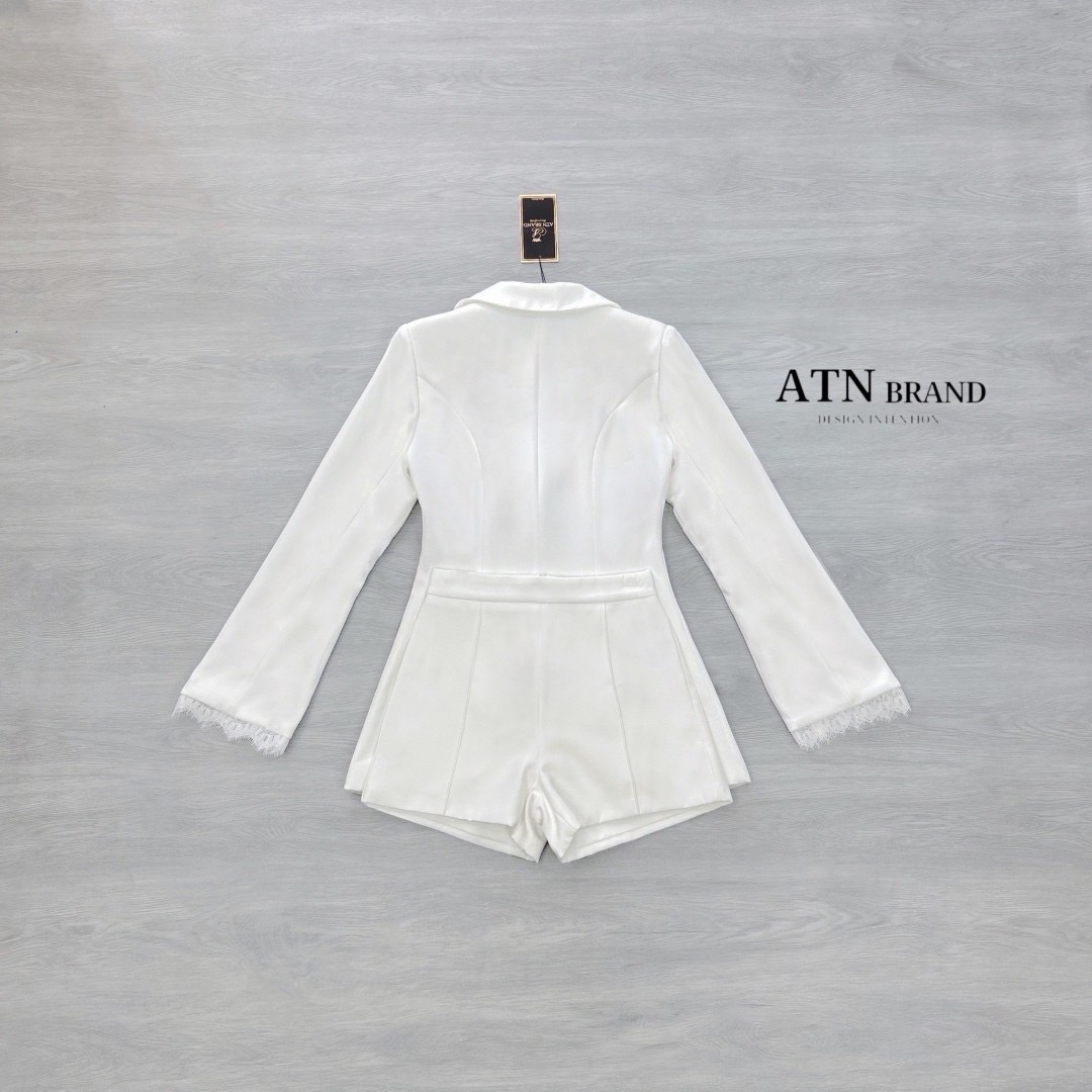 ชุดset 2ชิ้น เสื้อสูทแขนยาวสีขาวออฟไวท์ แต่งลูกไม้ช่วงปกและปลายแขน+ขาสั้นทรงสวยเป๊ะ(มีกระเป๋าข้าง) ชุดนี้เอาไป Mix & Match ได้อีกหลายลุค จะใส่เที่ยว ใส่ออกงาน รับรองสวยปังแน่นอนค่ะ❤️