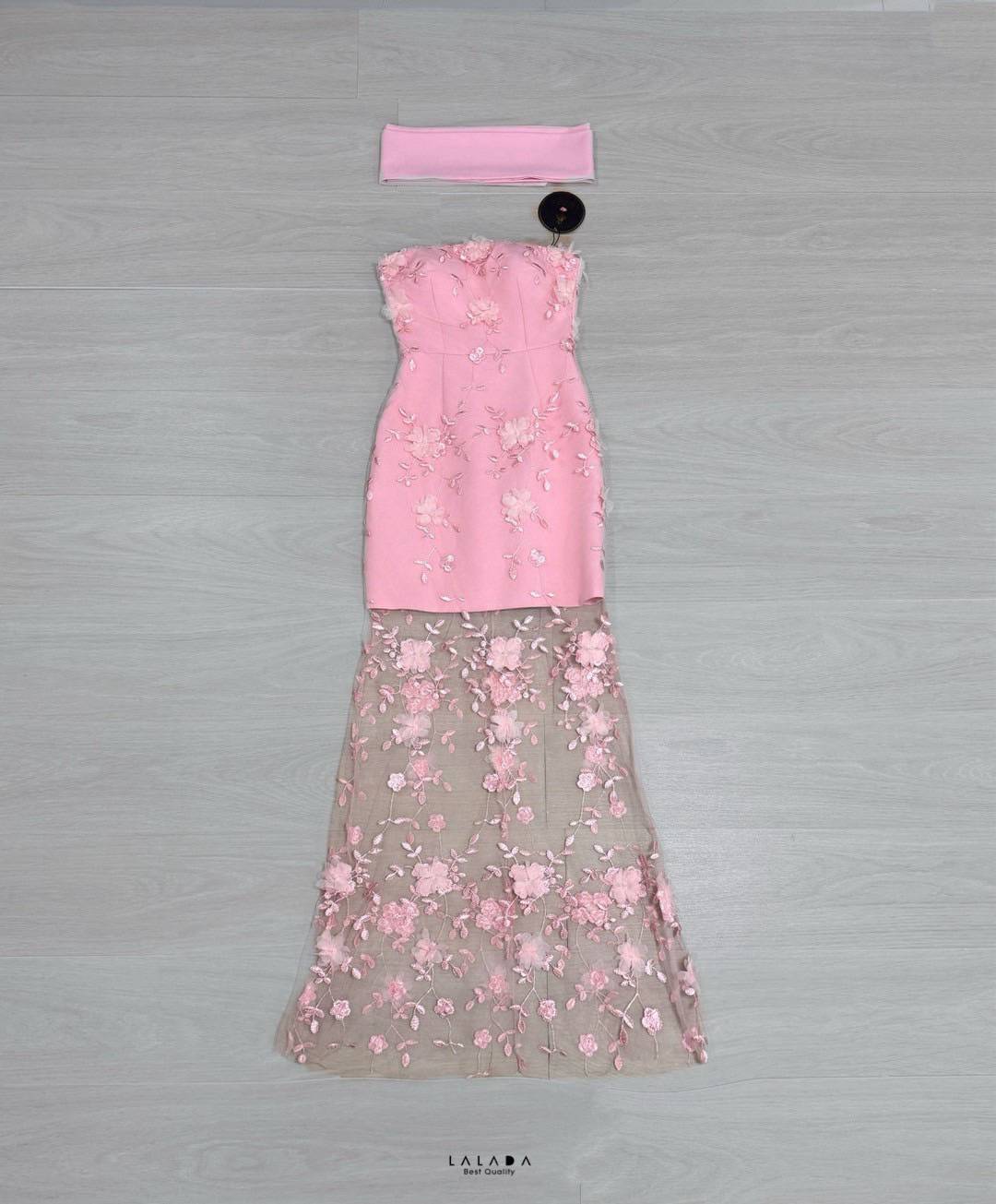 เดรสออกงานพร้อมส่งค่ะ ดีเทลเกาะอกผ้า2 ชั้นตัวในเป็นเกาะอก ด้านนอกแต่งผ้าลูกไม้ 3d สวยหรูแบบไม่ซ้ำใครงานซิปหลัง+ โชคเกอร์ที่คอ อกเสริมฟองน้ำ ตัดเย็บอย่างดีค่ะ#ชุดถ่ายรูป#งานตามหา#งานป้าย #ชุดงานแต่ง #ชุดออกงาน #ชุดไปงาน#เดรสชมพู#ชุดไปทะเล #ชุดออกงาน