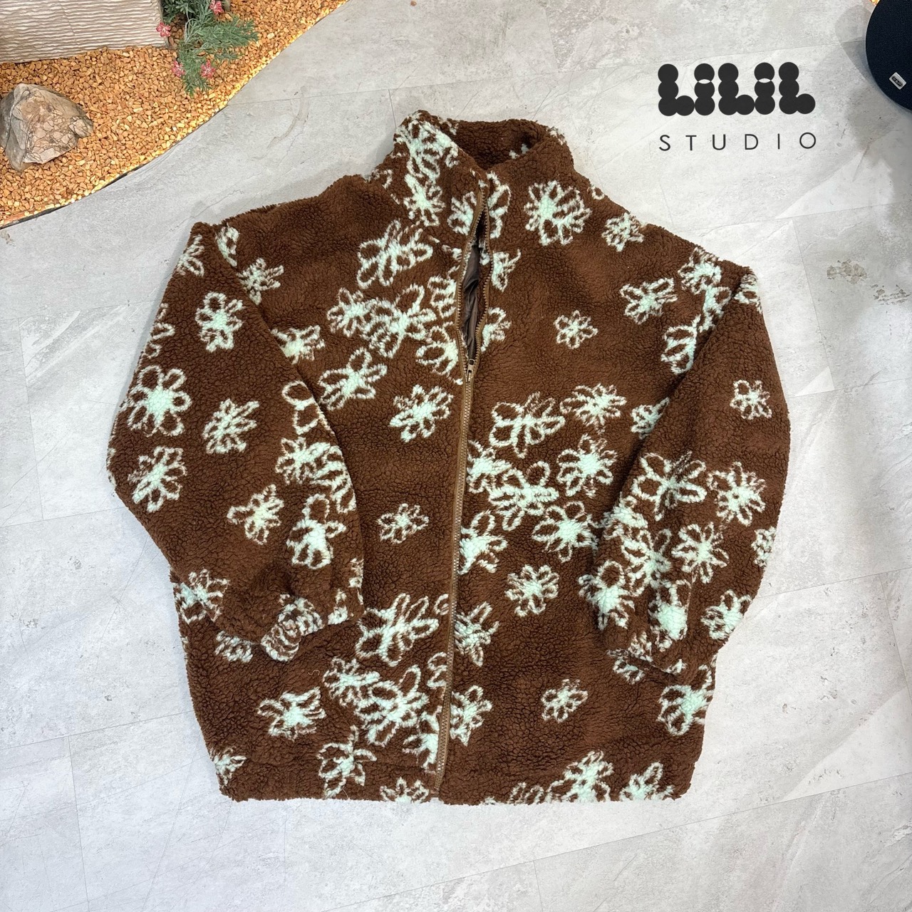 เสื้อกันหนาว งานเสื้อขนแกะลายดอกไม้ ลายโซคิ้วท์ ตัวเสื้อน้ำหนักเบา ความยาวคลุมสะโพก กระเป๋าข้างซิปหน้ารูดสุดถึงคอ เข้าใจนักเดินทางสุด