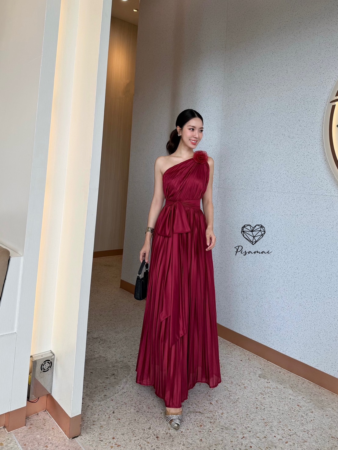 เดรสไหล่เดียวพลีตสีแดงตัวยาวใช้ผ้าเยอะมาก มาพร้อมเชือกเข้าเซ็ต ใส่สวยมากกกก ราคานี้มือต้องไวเลยค่า รุ่นนี้ใส่สวย เนื้อผ้าดีมากกกกกกก ห้ามพลาดเลยค่า #ชุดไปงานแต่ง #ชุดไปงาน #ชุดเพื่อนเจ้าสาว #ชุดเพื่อนเจ้าสาวราคาถูก #ชุดเพื่อนเจ้าสาวใส่เป็นธีม
