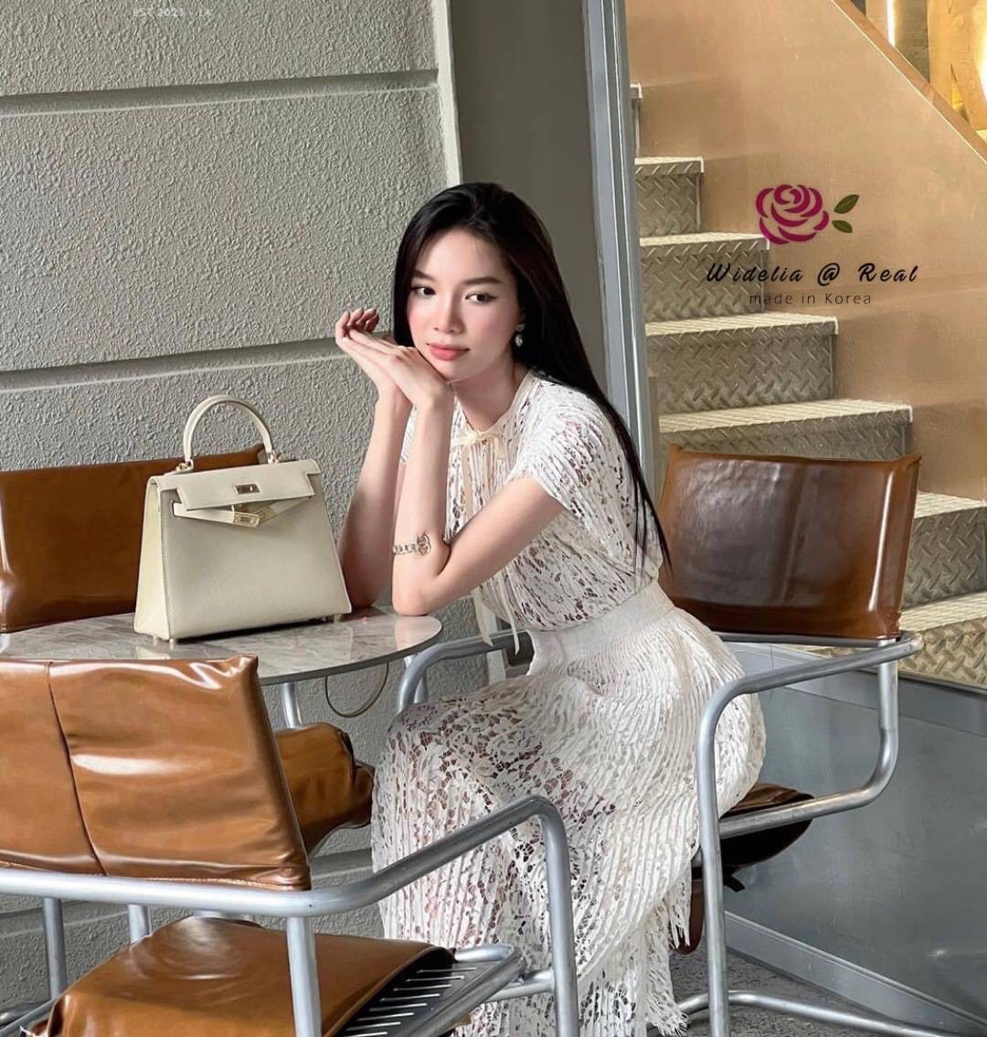 Set :: เสื้อตัวยาวสวยทรงดี กุ้นรอบคอด้วยแถบกำมะหยี่ผูกโบน่ารัก ตัวเสื้อเลือกใช้ผ้าลูกไม้เนื้อสวย ตัวเสื้อทรงปล่อยใส่ง่าย มาเข้าชุดพร้อมกับกระโปรงทรงเอบานตัวสวย แพทเทิ้ลเรียบๆแต่สวยมาก