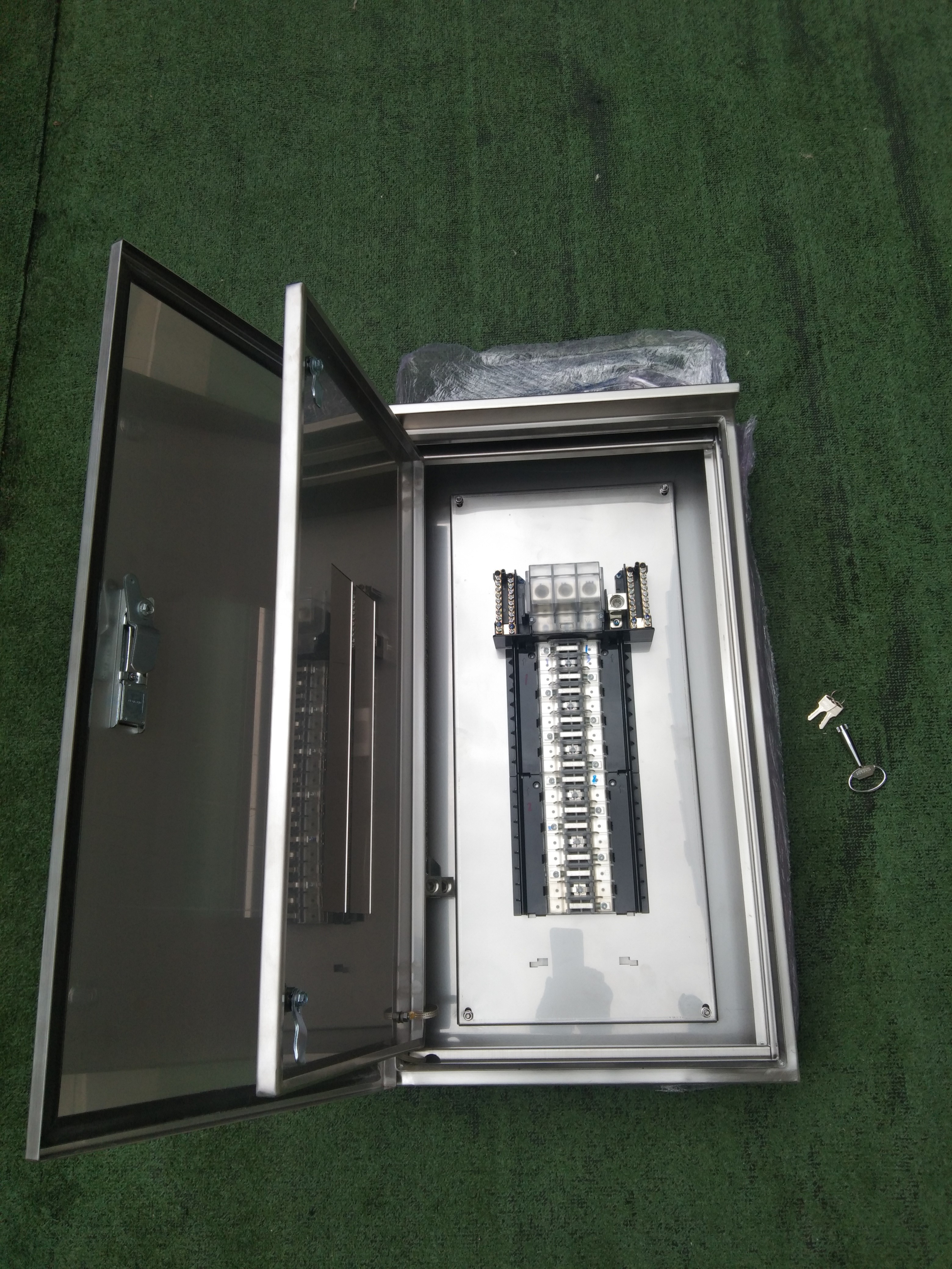 Main LUG 250A ตู้สแตนเลส 304 มีหลังคาสโลป W450xH800xD152mm. (36ช่อง)