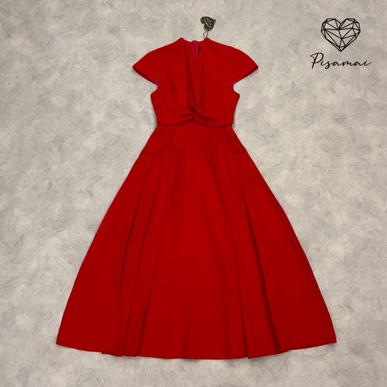 เดรสตัวยาวทรงมีแขนมัดหน้าสีแดง มาในทรงกระโปรงบานยาว ดีไซน์สวย หรู old money ดูแกรมมากๆค่า ต้องมีเลยค่า