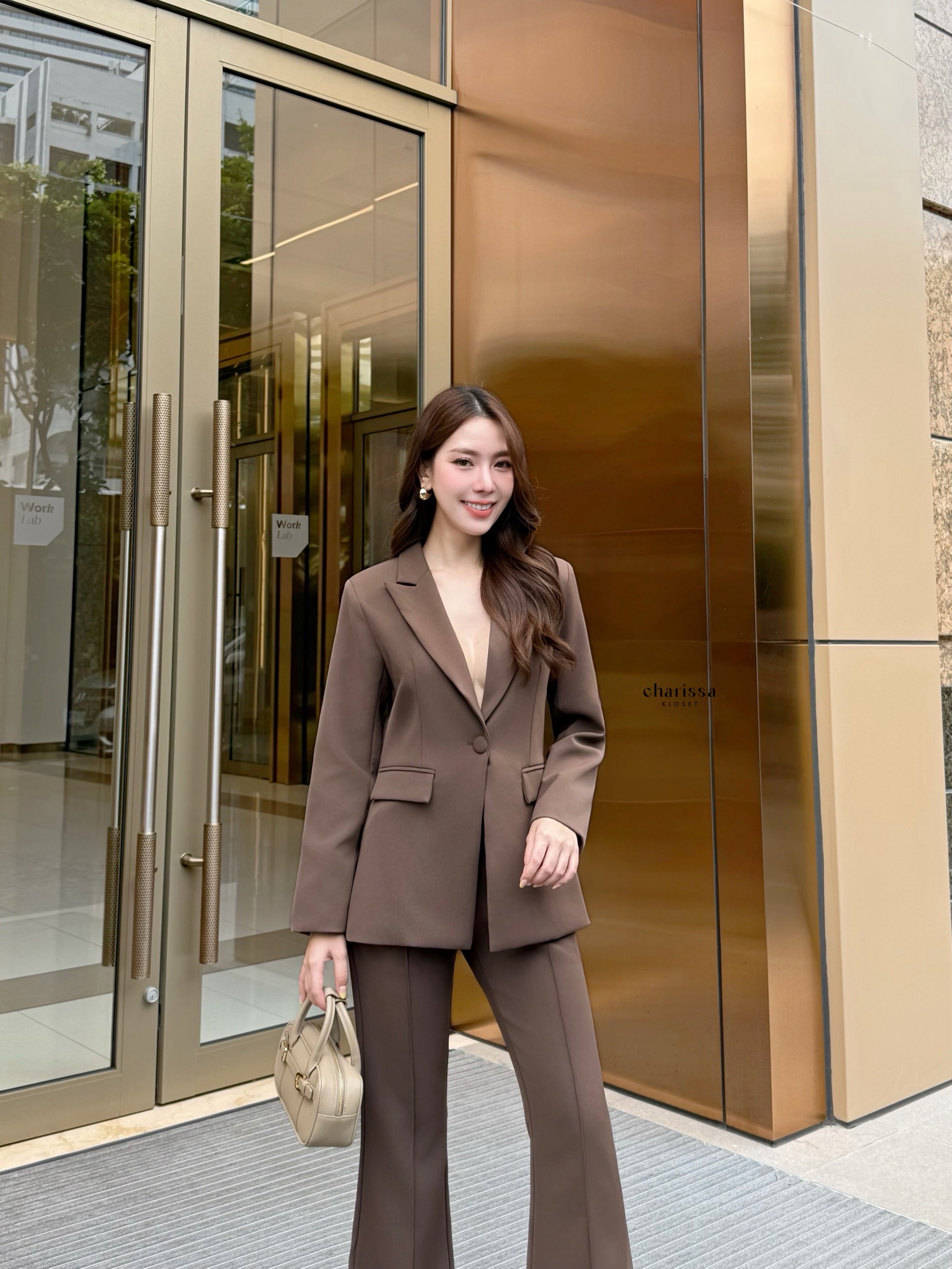 setsuit เสื้อ+กางเกง เป็นอีกรุ่นที่แนะนำมาก ใส่ออกมาดูผอม สมาร์ทผู้ดีสุด รุ่นนี้ใช้ผ้าทอพิเศษ ไม่ยับง่าย Texture