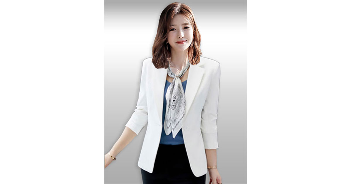 เสื้อสูทผู้หญิงสีขาวใส่ทำงานสไตล์เรียบหรู เสื้อสูทตีเกล็ดเข้ารูปหน้าหลังเสริมบ่ามีซับใน กระดุมกลมมีกระเป๋าหน้าสองข้าง มี 5 ไซส