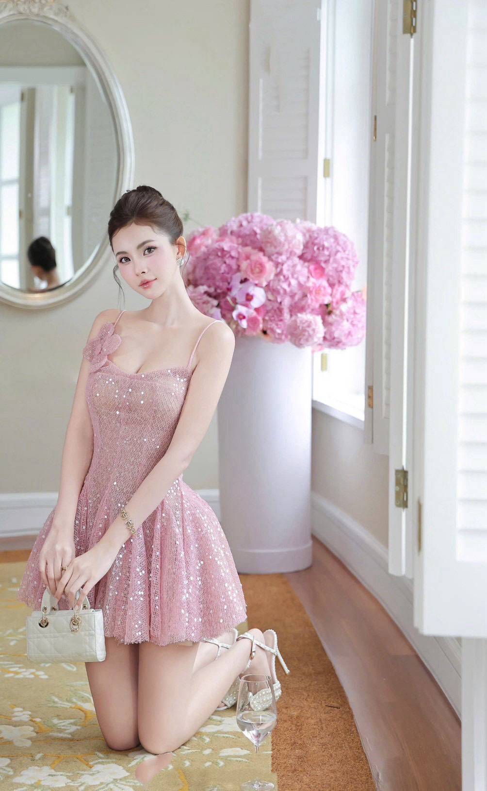 มินิเดรสสวยหวาน กระโปรงทบาน ผ้าตาข่ายปักเลื่อมทั้งชุด สวยติดแกลม งานซิปหลัง เสริมฟองน้ำเพิ่มความมั่นใจ + เข็มกลัดดอกไม้ติดได้ตามใจชอบเลยค่ะ สาวๆ ใส่ปาร์ตี้ ดินเนอร์ได้หมดค่ะ