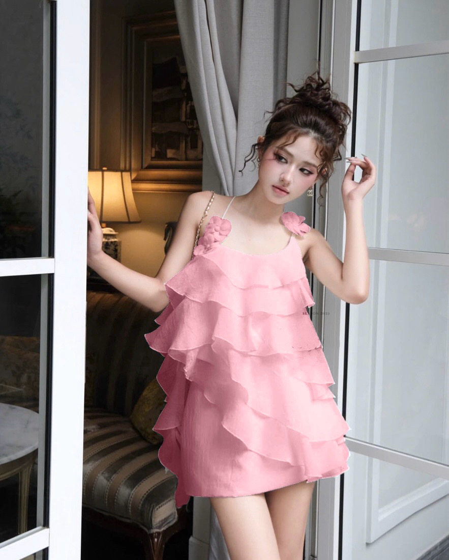 มินิเดรสสายเดี่ยวสีชมพูสายแต่งดอกไม้เย็บติดด้านหลังเป็นสายไขว้ผ้าพริ้วสวยแต่งดีเทลระบายเป็นชั้นๆสวยน่ารักมากงานอกมีฟองน้ำเสริมตัวเดรสเป็นงานผ้ามีน้ำหนักพร้อมซับในและซิปข้าง