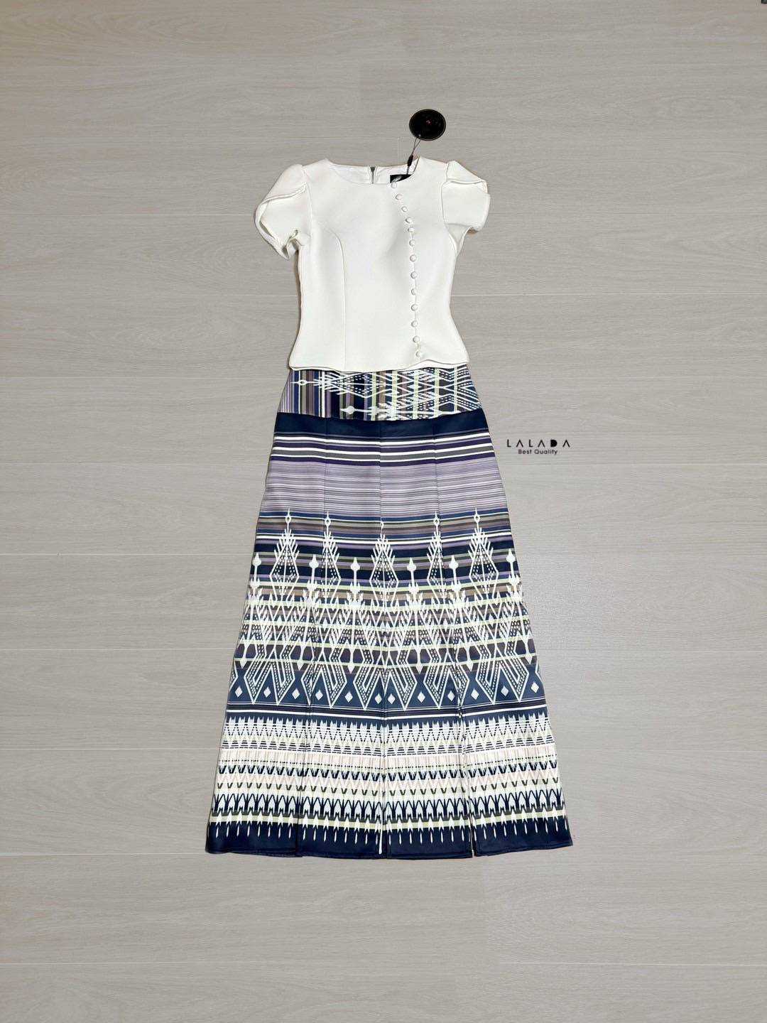 𝐍𝐞𝐰 𝐀𝐫𝐫𝐢𝐯𝐚𝐥𝐬 🎀 LALADA (ลลดา)🥰พร้อมส่งคอลผ้าไทย ลิซ่ามาแล้วค่ะ แบบใหม่ •Detail : set 2 ชิ้นเสื้อสีขาวแต่งกระดุมหน้า ซิปหลังตัดเย็บอย่างดีมีซับใน + กระโป