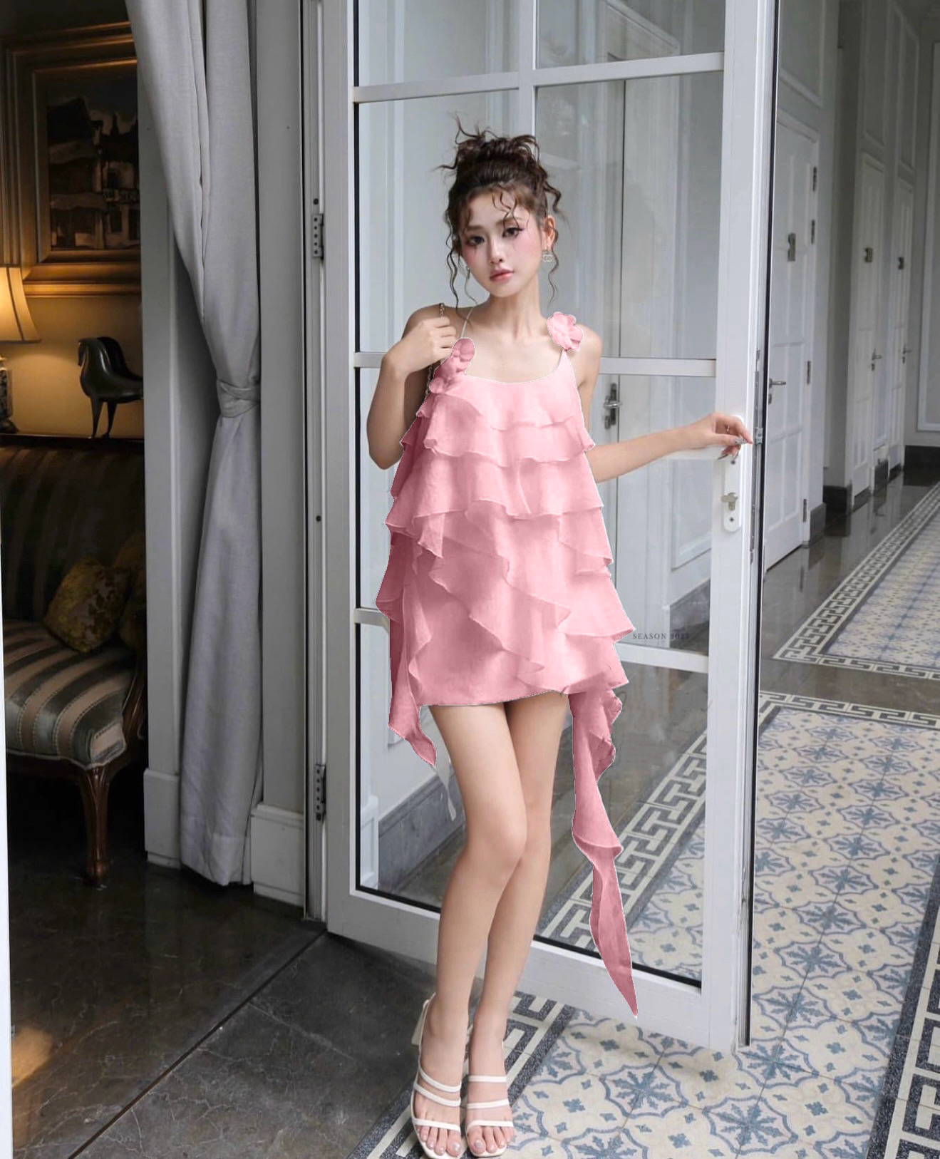 มินิเดรสสายเดี่ยวสีชมพูสายแต่งดอกไม้เย็บติดด้านหลังเป็นสายไขว้ผ้าพริ้วสวยแต่งดีเทลระบายเป็นชั้นๆสวยน่ารักมากงานอกมีฟองน้ำเสริมตัวเดรสเป็นงานผ้ามีน้ำหนักพร้อมซับในและซิปข้าง