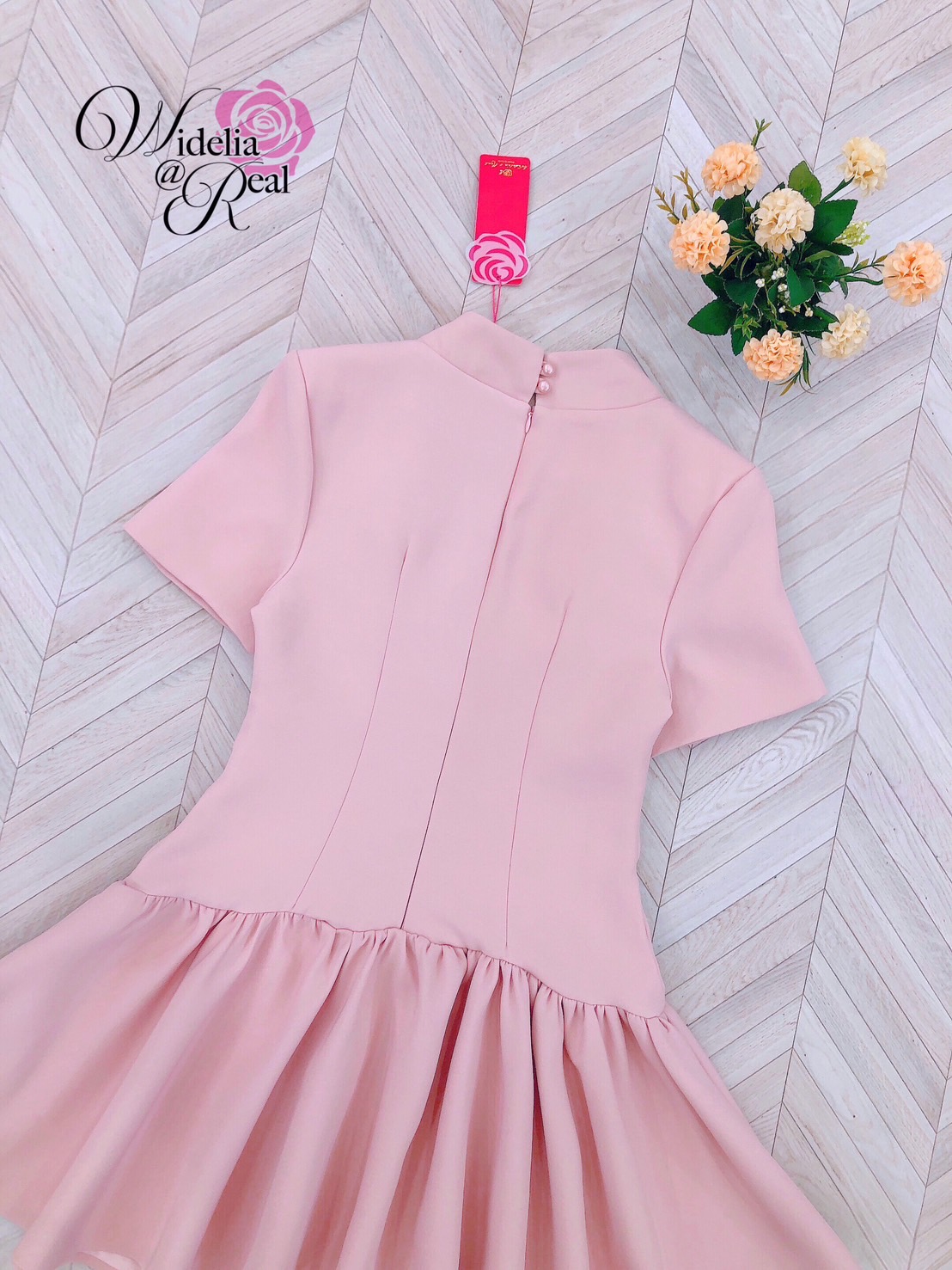 Dress เดรสแขนสั้น คอวี แต่งกระดุมหน้า ซิปหลัง กระโปรงเย็บระบาย งานเนื้อผ้าอย่างดีมีน้ำหนัก ผ้าเรียบสีชมพู ชุดนี้งานสวยทรงเป๊ะ คัตติ้งเนี๊ยบมาก แนะนำเลย รับรองใส่ออกมาไม่ผิดหวังการันตีให้เลย บอกเลยห้ามพลาดเด็ดขาด งานดีงานสวยแน่นอน