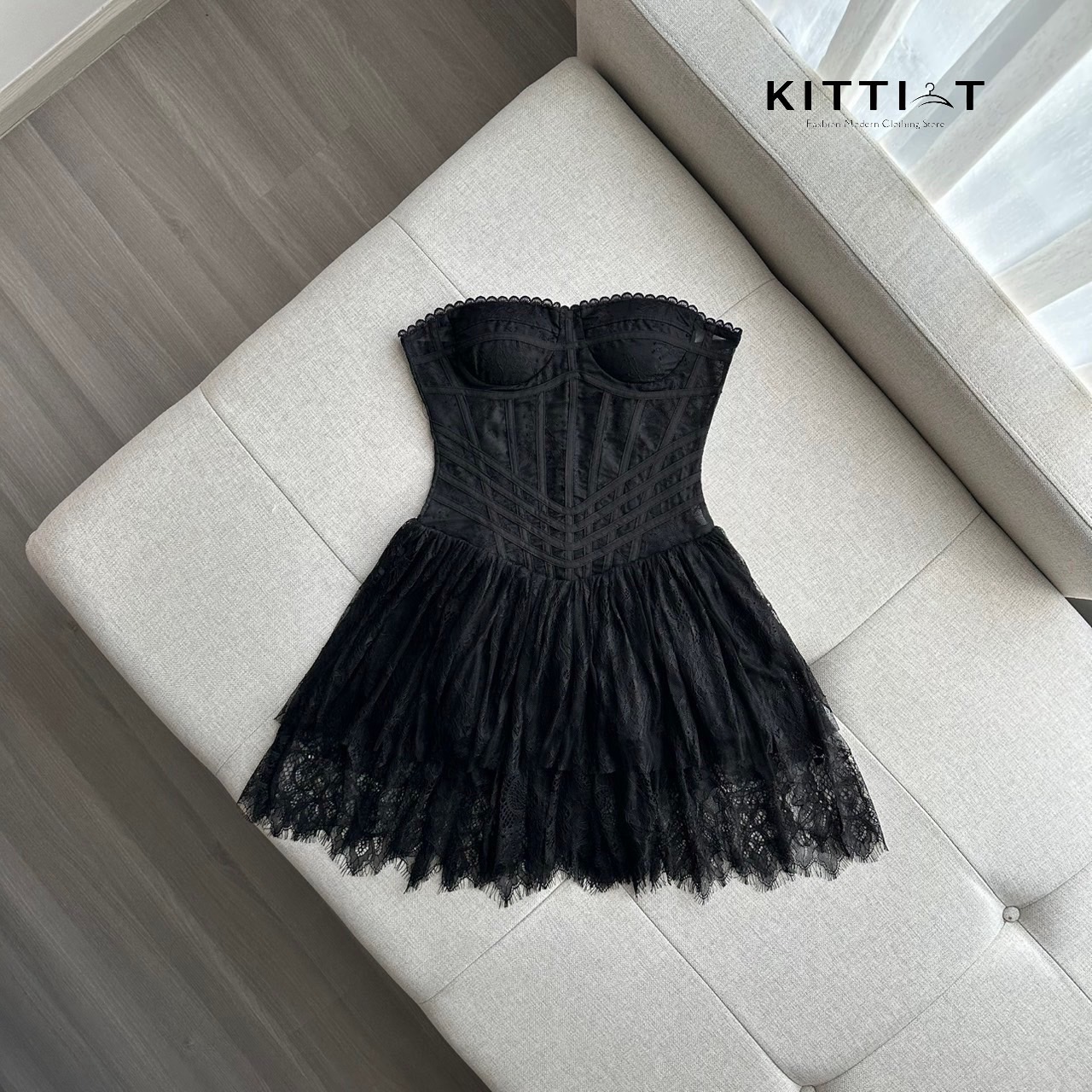 Dress เกาะอก High Quality ลุคนี้สาวก high luxury ห้ามพลาด กับตัวเดรสผ้าลูกไม้เนื้อดี ตกแต่งด้วยการเล่นลายผ้า Detail แน่นมาก ซิบหลัง มีฟองน้ำเสริมอก รุ่นนี้ใครมี คือ ชนะเลิศ