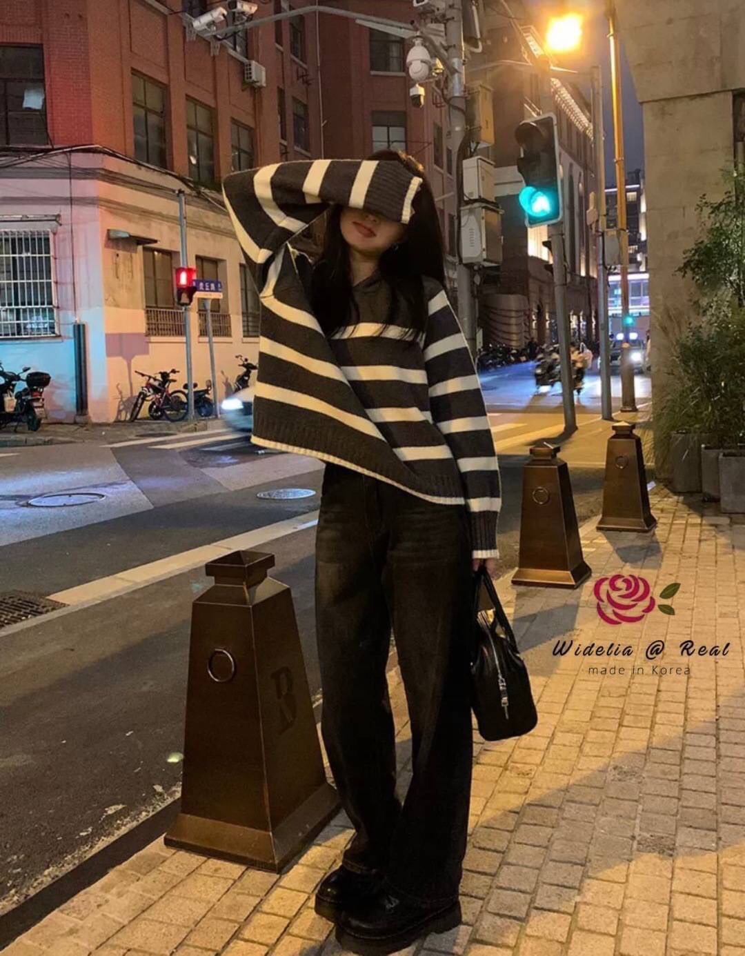 Blouse :: เสื้อตัวยาวสุดเก๋ รุ่นนี้ปังมากแม่ งานเกรดพรีเมี่ยม ตัวเสื้อเป็นไหมพรมเนื้อนุ่มนิ่มทอสลับเป็นริ้วสวย มาพร้อม Hood สุด Cute งานสวย ทรงเป๊ะ คัทติ้งเนี้ยบมาก งานไหมพรมเนื้อดีมากนะคะ รับรองใส่ออกมาไม่ผิดหวังการันตีให้เลย บอกเลยห้ามพลาดเด็ดขาดงานดีงา