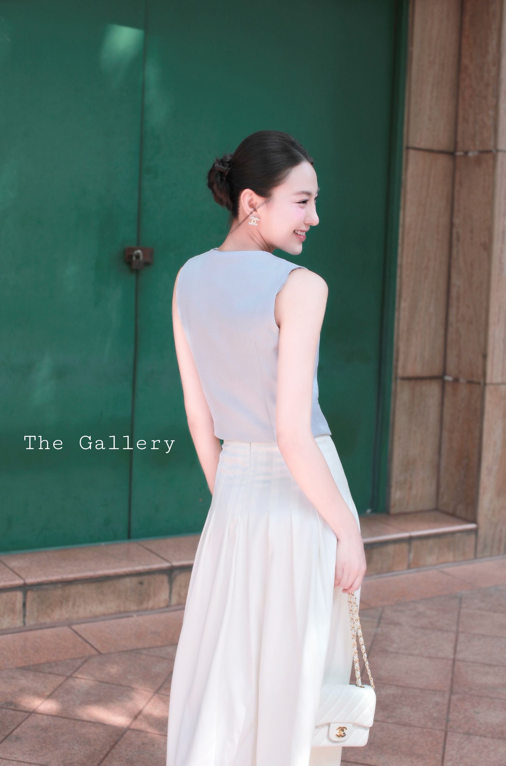 ชุด set พร้อมเข็มกลัดดอกไม้ เสื้อกั๊กทรงสวยและกระโปรงจับจีบรอบชิคสุด ๆ เนื้อผ้าพรีเมี่ยม สวยครบจบในชุดเดียว ราคาสุดคุ้มมากเวอรรรร์ จะทำงาน/ใส่ไปที่ใด ๆ คือ เริ่ดด ห้ามพลาด ตำด่วน.
