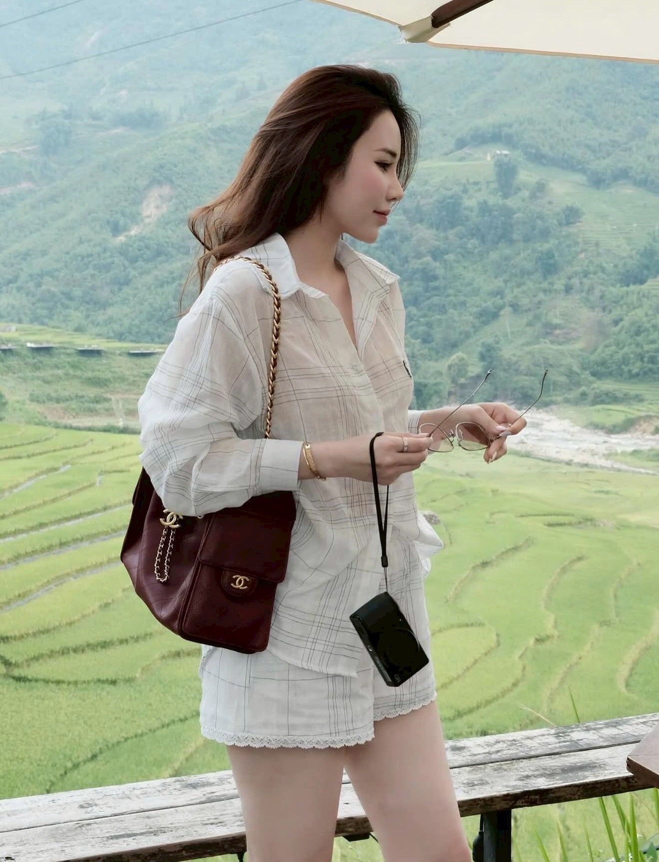 เซต 2 ชิ้น เสื้อเชิ้ตแขนยาว ผ้าเบาสบาย +กางเกงขาสั้นแต่งลูกไม้ปลายขากางเกง กางเกงมีซับใน มีซิบด้านหน้ากางเกงมีกระโป๋าทั้ง2 ข้าง สวยเก๋ดูดี ใส่เที่ยว ถ่ายรูปร้านกาแฟ ใส่เดินห้าง ช้าไม่ได้แล้วคร้า ของสวยๆหมดไวจัดด่วนๆ✨