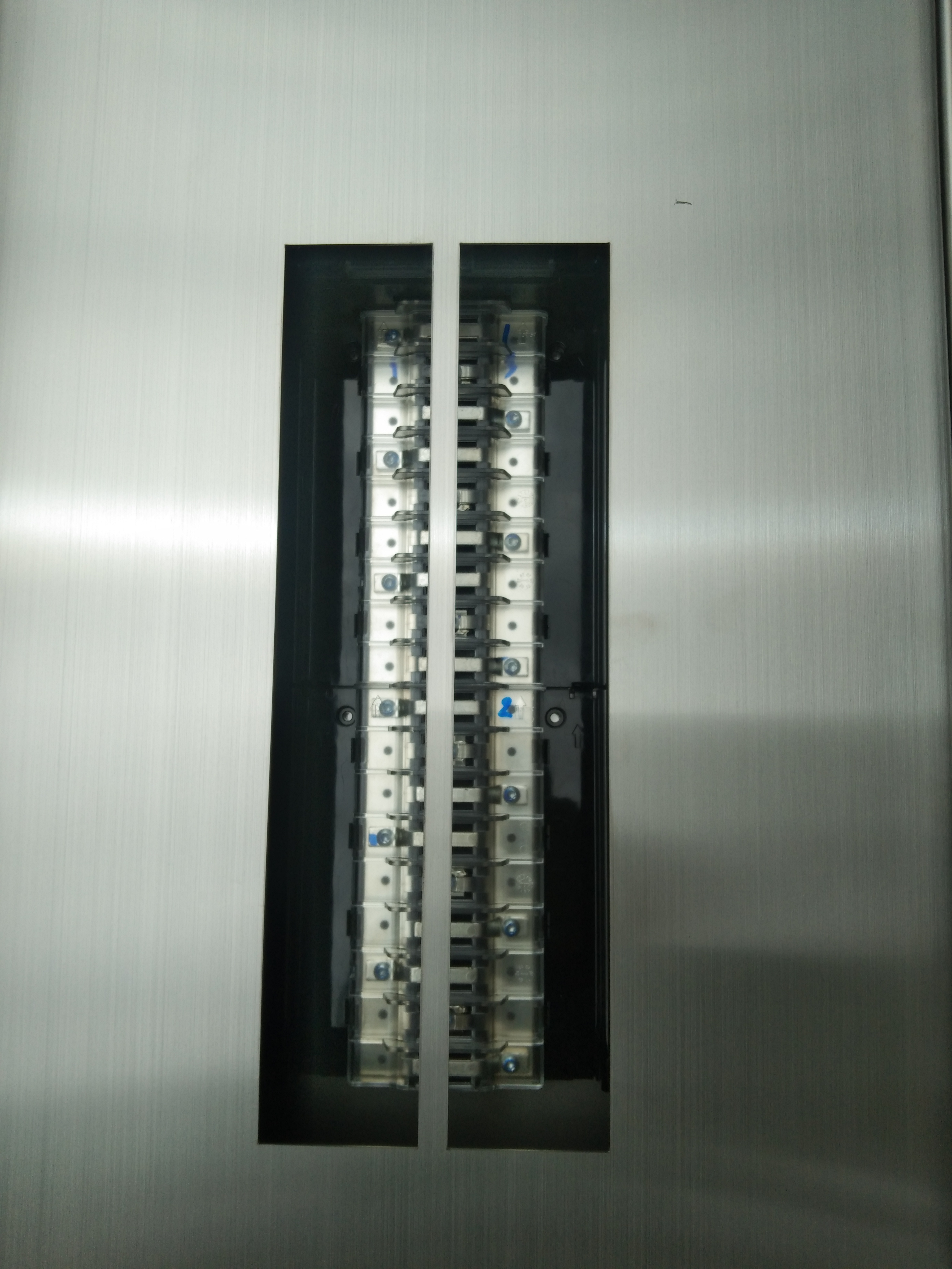 Main LUG 250A ตู้สแตนเลส 304 มีหลังคาสโลป W450xH800xD152mm. (36ช่อง)