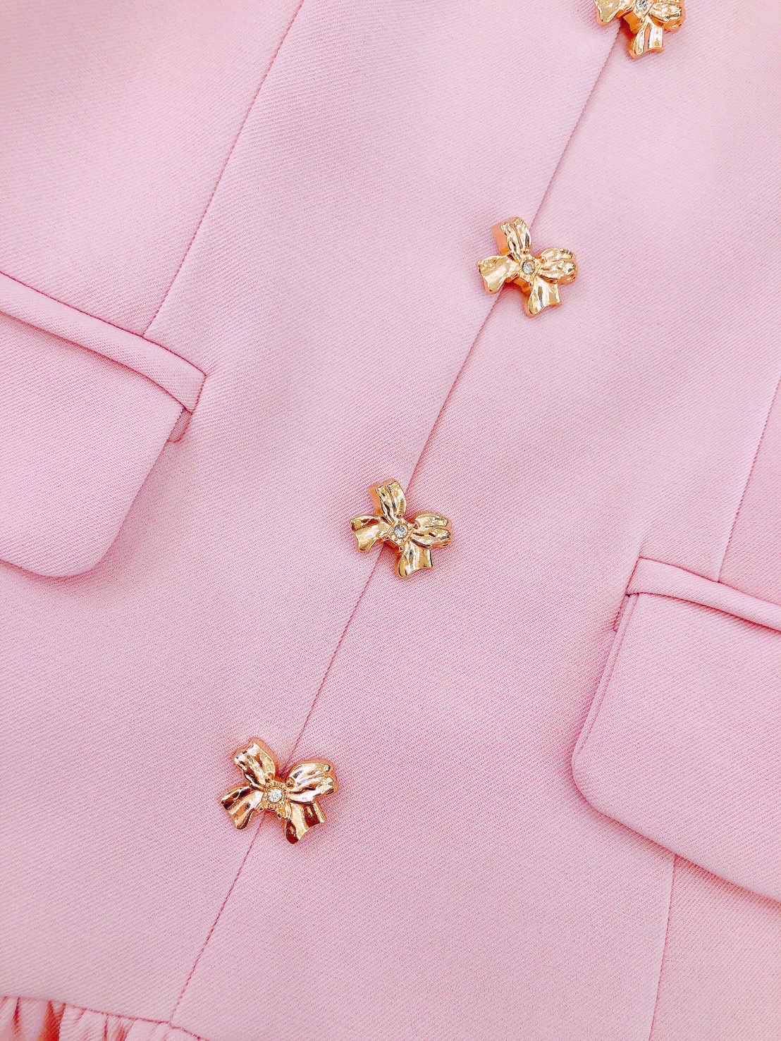 Dress เดรสแขนสั้น คอวี แต่งกระดุมหน้า ซิปหลัง กระโปรงเย็บระบาย งานเนื้อผ้าอย่างดีมีน้ำหนัก ผ้าเรียบสีชมพู ชุดนี้งานสวยทรงเป๊ะ คัตติ้งเนี๊ยบมาก แนะนำเลย รับรองใส่ออกมาไม่ผิดหวังการันตีให้เลย บอกเลยห้ามพลาดเด็ดขาด งานดีงานสวยแน่นอน