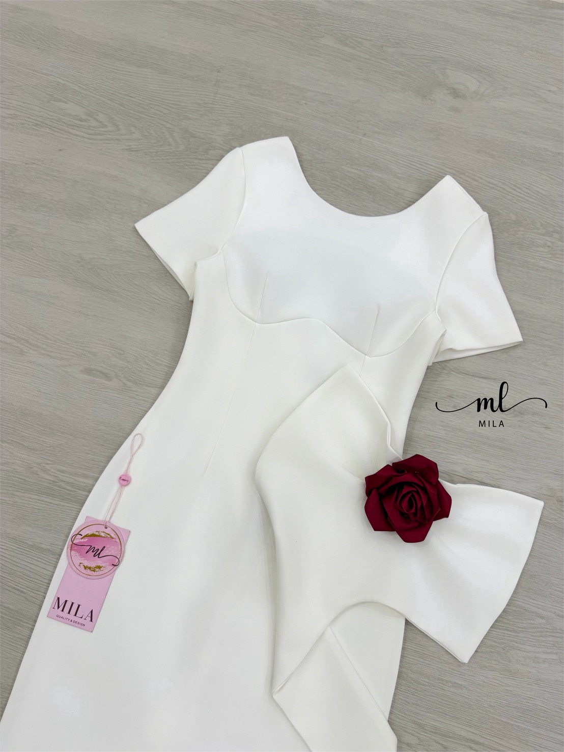 เดรวสีขาวสวยหรูสวยสะกดทุกสายตา! ดีเทลคอกลมแขนสั้น คัตติ้งเนี๊ยบเก็บทรงเป๊ะใช้ผ้าสูทเนื้อหนาเกรดพรีเมียม มีซับในเต็มตัว เสริมฟองน้ำและซิปหลังซ่อนอย่างดี