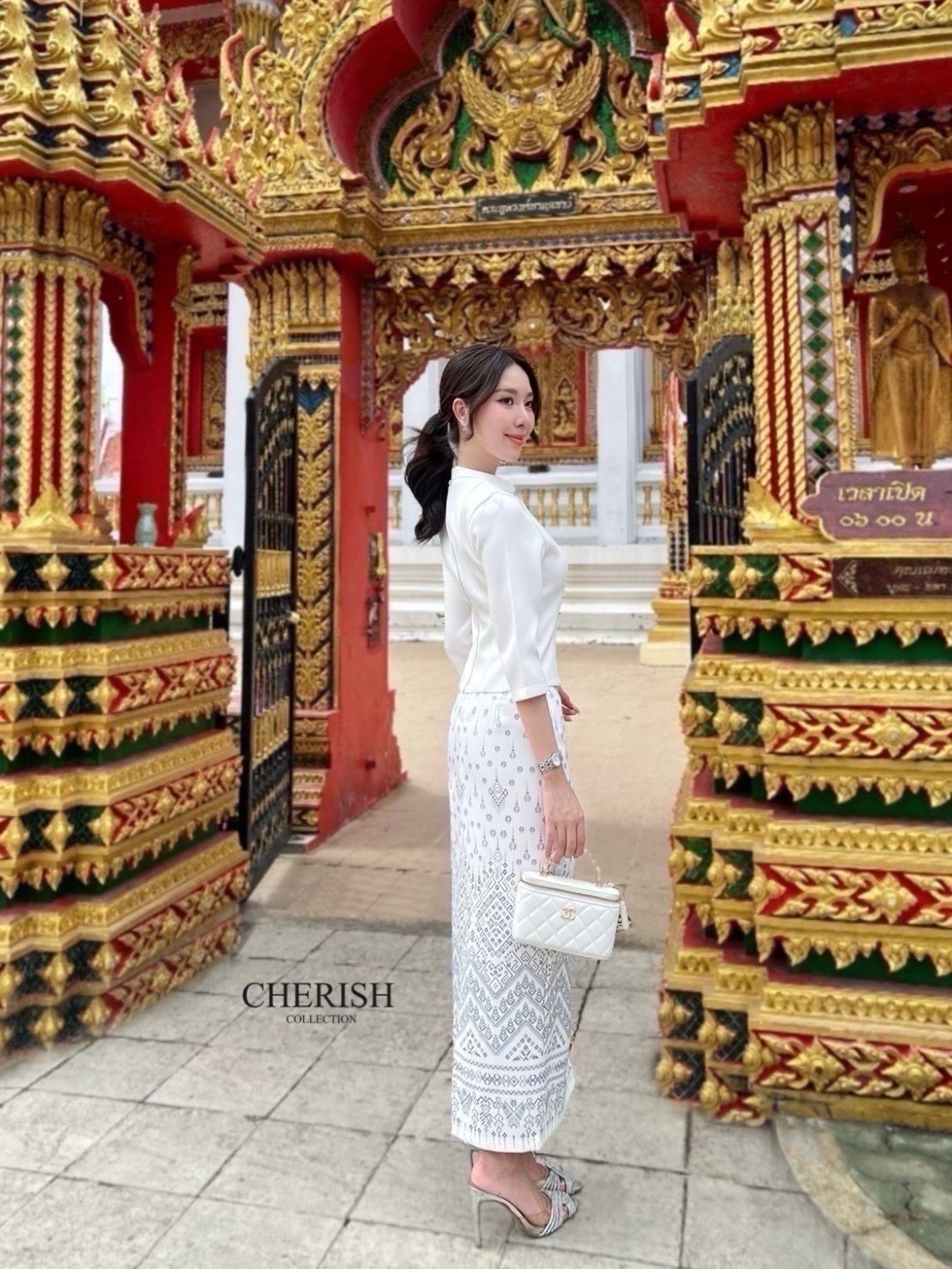 เช็ท 3 ชิ้น ชุดงานบุญ ชุดไทยหรือจะใส่เป็นธีมชุดเพื่อนเจ้าสาวก็เหมาะ ใส่ได้ทุก เทศกาล ดีเทล เสื้อคอกลมแต่งกระดุมเรียง แขน 3 ส่วน เสริมซับในอย่างดี ใส่คู่ผ้าถุงพิมท์ลาย เนื้อผ้าใส่สบาย มีเข็มขัด ไม่ว่าจะออกงานไหน ก็สวยยืนหนึ่งค่ะ
