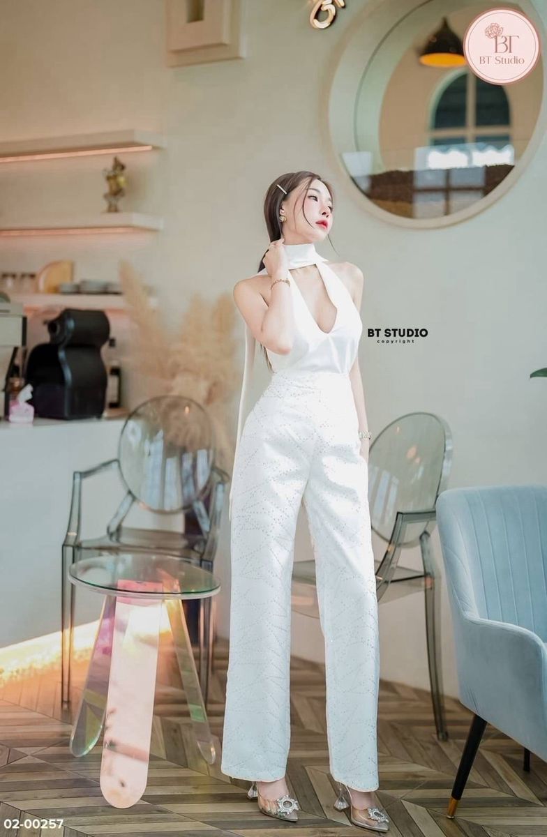 TAG : BT studio DETAIL : ชุดเซท 2 ชิ้น เสื้อแขนกุดไขว้รอบคอพาดไปด้านหลังเว้าหลังโชว์แผ่นหลัง อกเสริมฟองน้ำ แมทซ์กับกางเกงขายาวเนื้อผ้าแต่งลายสีเงินในตัว