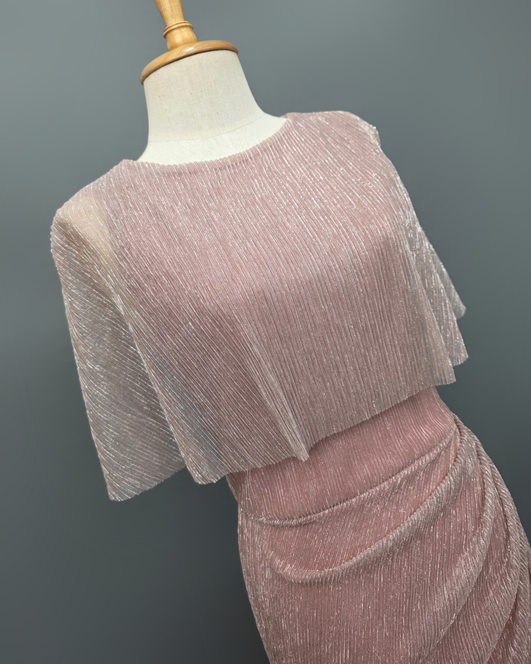 Label : LUXE ☑️ เดรสเสื้อคอกลมแขนกุด ดีเทลเป็นเสื้อคลุมไหล่ในตัว กระโปรงทรงสอบจับเดรป ☑️ ทำจากผ้าราเม่อัดพลีท ผสมดิ้นเมทัลลิค มีประกายเล่นแสงสวย ผ้านุ่มยืดหยุ่น คัตติ้งประณีต ☑️ มีซิปซ่อนและซับในเต็มตัวค่ะ