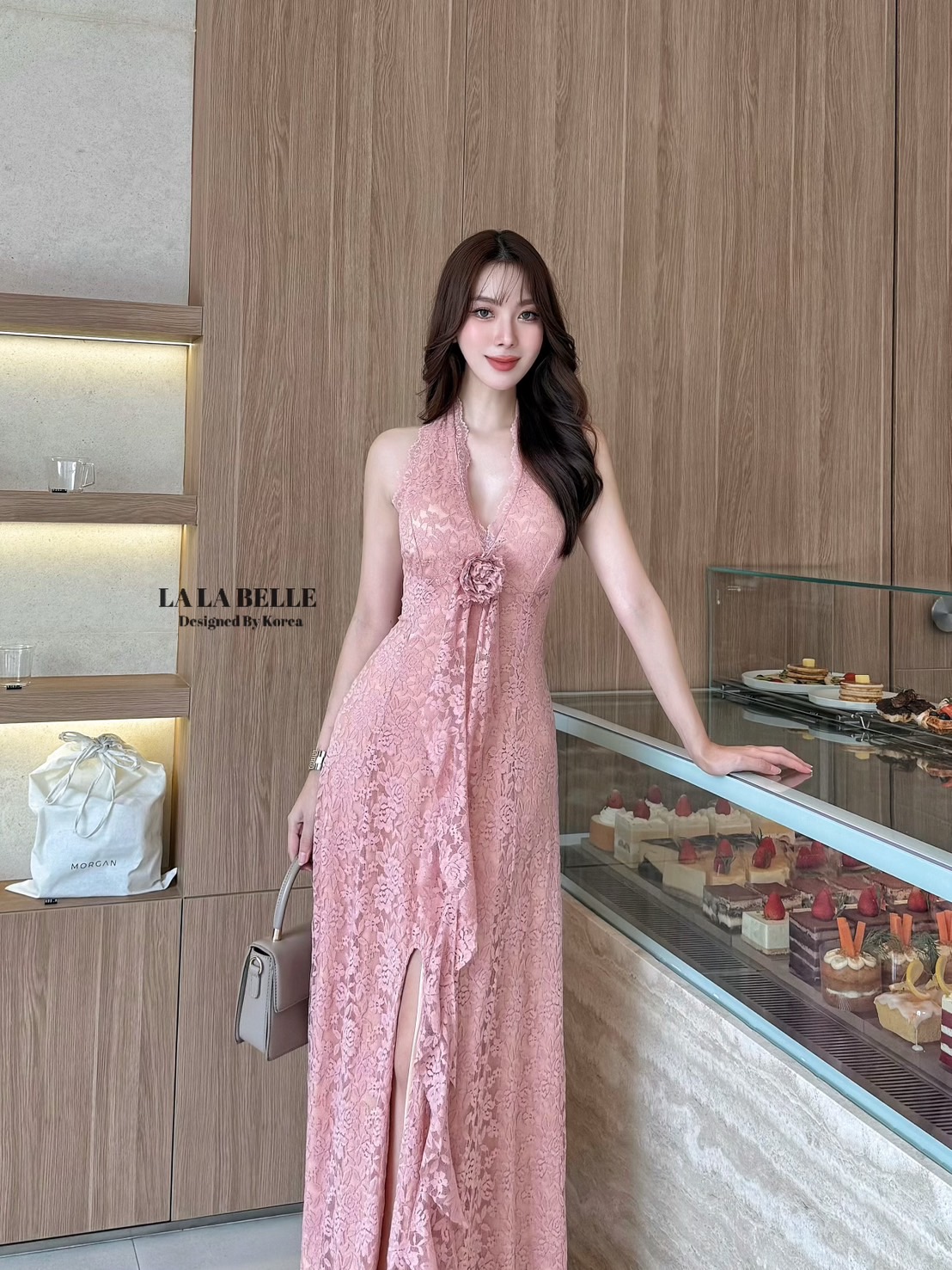 แม็กซี่เดรสลูกไม้แน่นๆมีความยืดหยุ่นได้แค่ไม่ข้ามไซส์ลงตรงไซส์ได้เลยนะค่ะอกเอวเข้าทรงสวยไม่ปริไม่อ่าทรงคล้องคอเว้าหลังอกเสริมฟองน้ำแน่นๆเอวเข้ารูปเข้าทรงกระโปรงยาวทิ้งตัวเพราะผ้ามีความนุ่มมีน้ำหนักผ่าหน้ากำลังดีไม่สูงมากมีซับใน