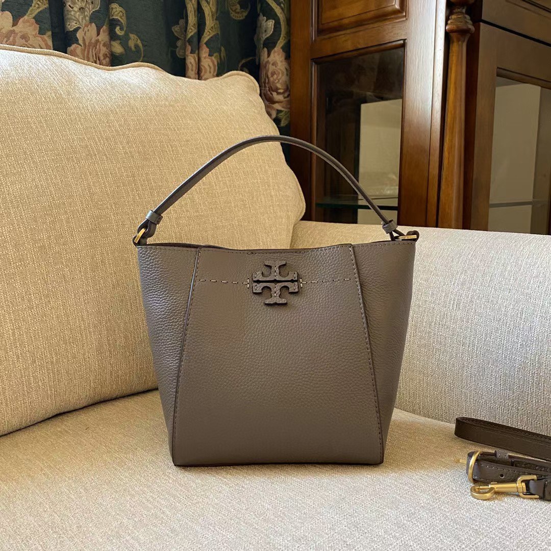กระเป๋าสะพายไฮโซแบรนด์เนมโทรี่เบิร์ชสีเทาหนังแท้ TORY BURCH MCGRAW MINI BUCKET BAG