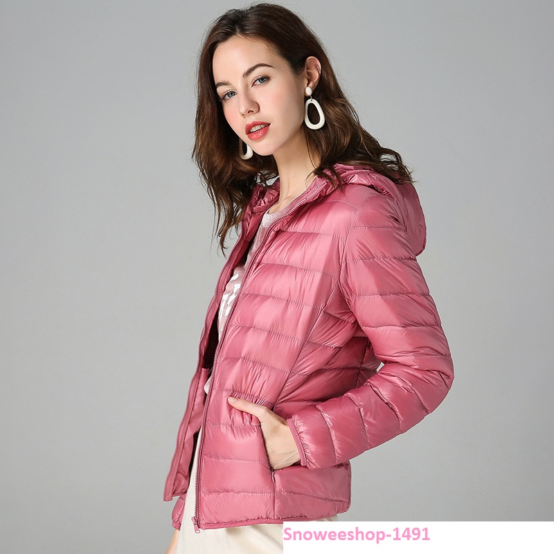 Down Jacket สไตล์ยุโรปสำหรับผู้หญิงตัวสั้นมีฮู้ดหมวก ทรงแจ็คเก็ตปกคอสูงกันหนาวใส่ติดลบ กันลม กันน้ำ กันหิมะได้ดี มี 13 สี ขนาด S ถึง 8XL ใหญ่สุดอก 54 นิ้ว