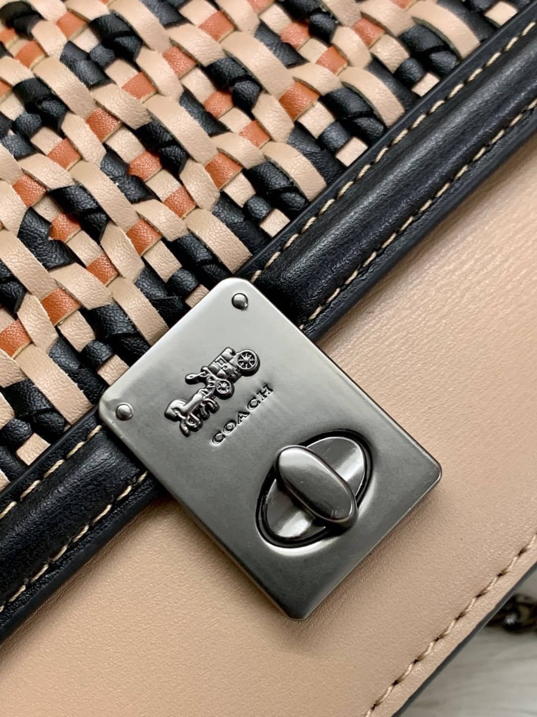 กระเป๋าสะพายไฮโซแบรนด์เนมโค้ชสีดำเบจลายสานหนังแท้ Coach Hutton Clutch With Weaving ((3656//802))