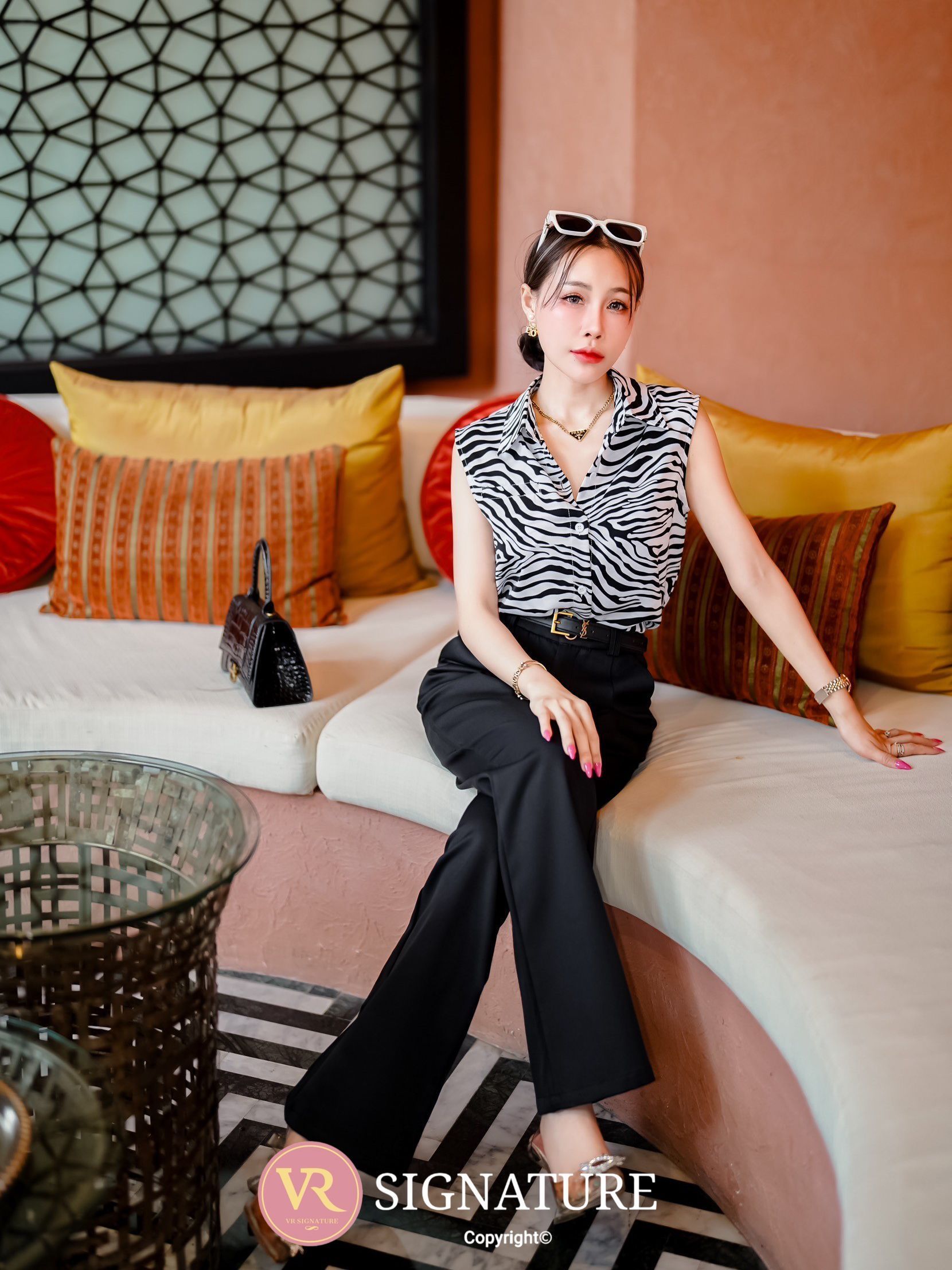 Set เสื้อเชิ้ตแขนกุด ติดกระดุมเรียงด้านหน้า เนื้อผ้าใส่สบาย มาพร้อมกางเกงขายาวทรงสวย ผ้าหนาเป็นทรงสวย มีซับใน มีเข็มขัดเข้าชุดให้ด้วยค่ะ คุ้มมากๆ สามารถใส่แยกกับชุดอื่นได้อีกเยอะเลยคะ ต้องจัดนะค่า